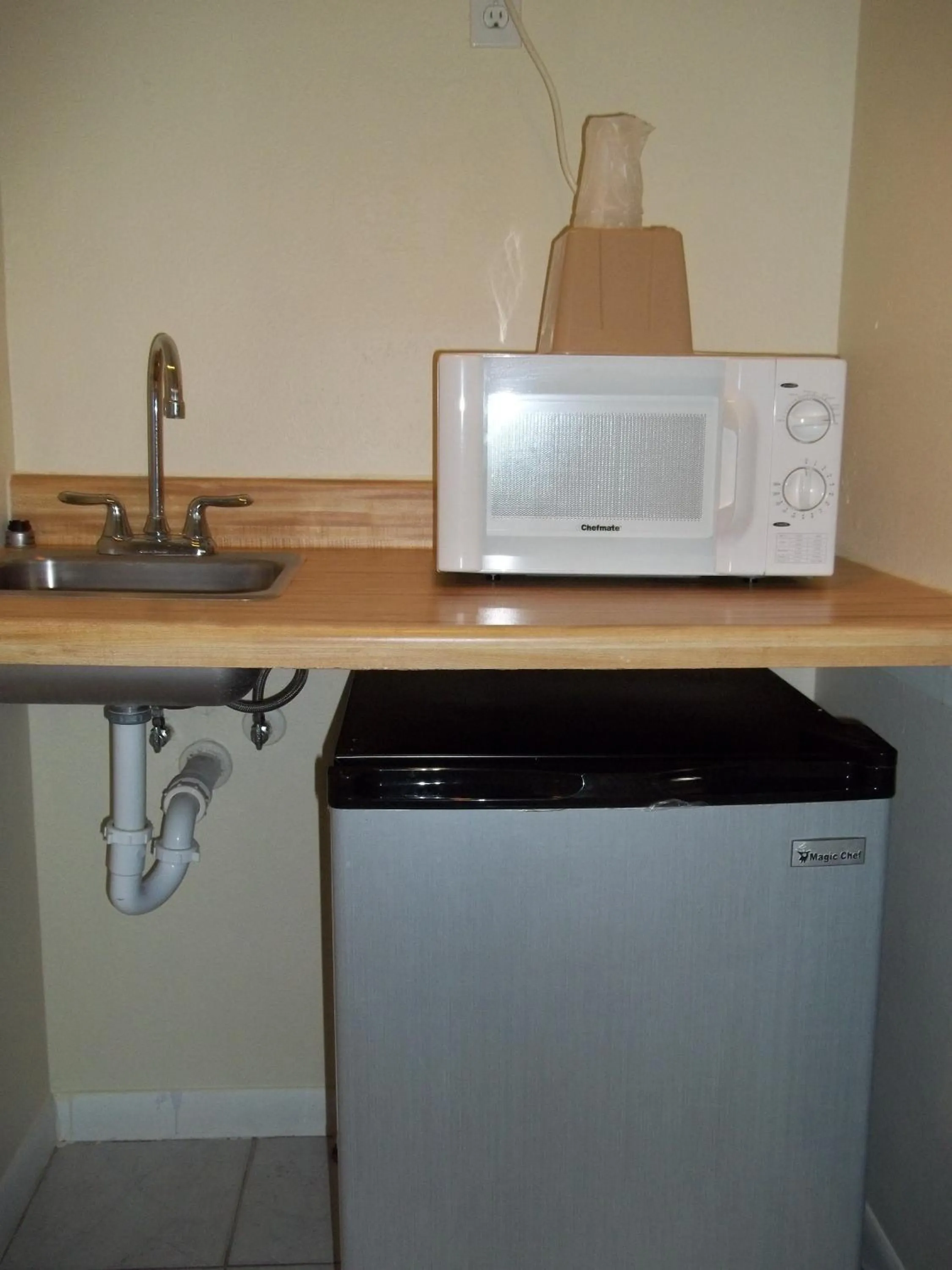 Kitchen or kitchenette in Scottish Inns Galveston