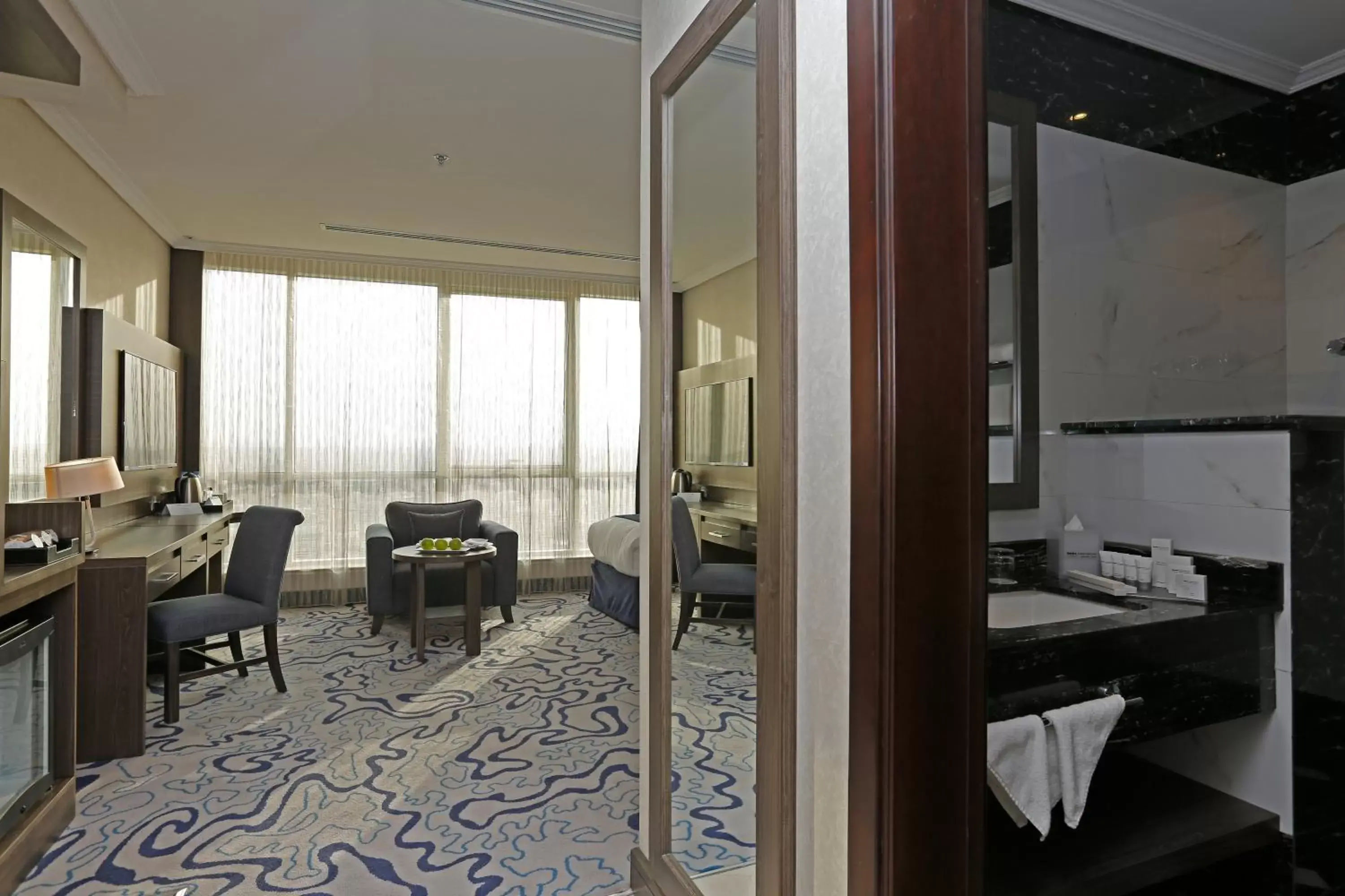 Bathroom, Restaurant/Places to Eat in Swiss International Royal Hotel Riyadh