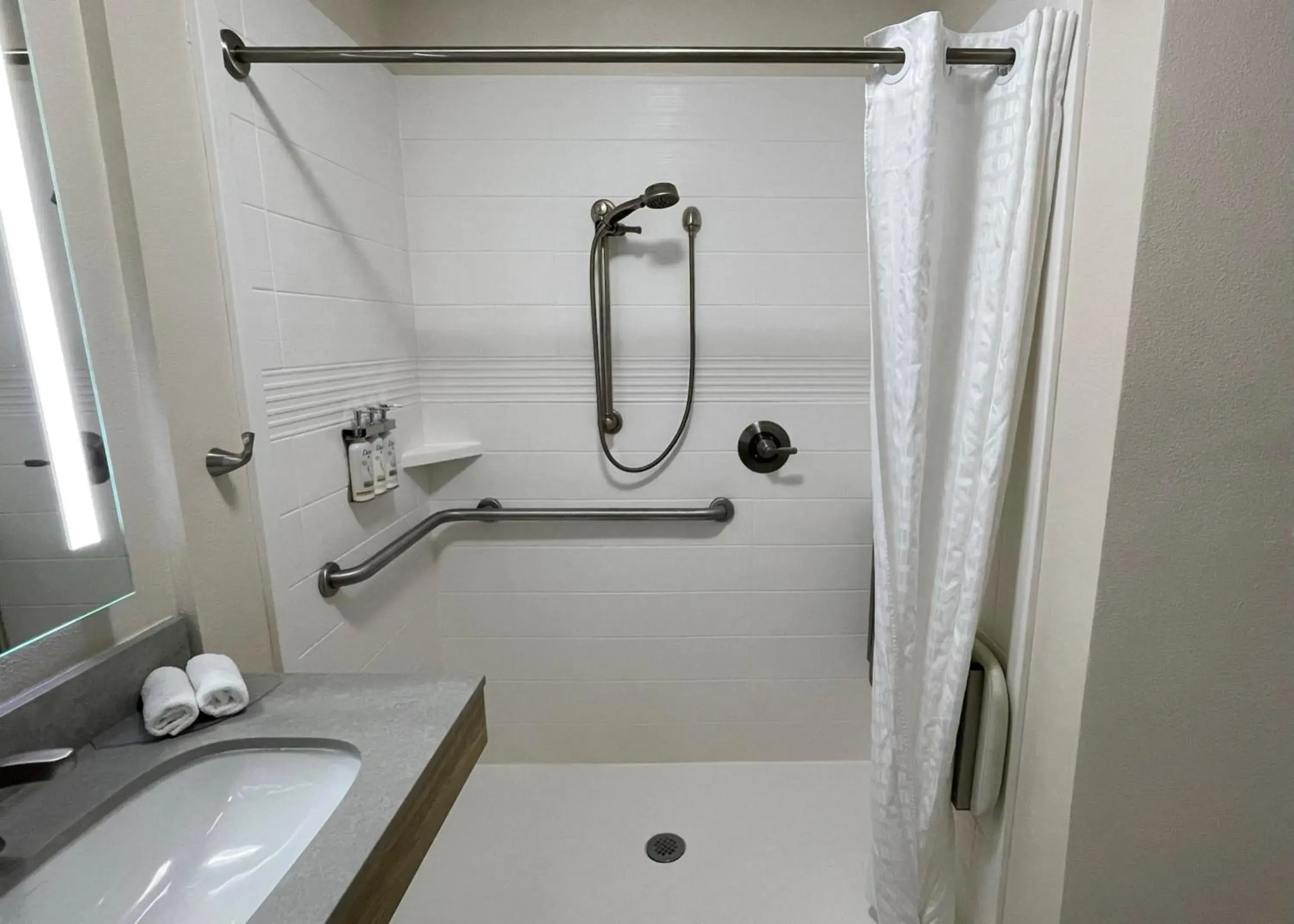 Queen Studio with Roll-In Shower - Hearing Accessible/Non-Smoking in Candlewood Suites Tuscaloosa Queen Studio with Roll-In Shower - Hearing Accessible/Non-Smoking in Candlewood Suites Tuscaloosa