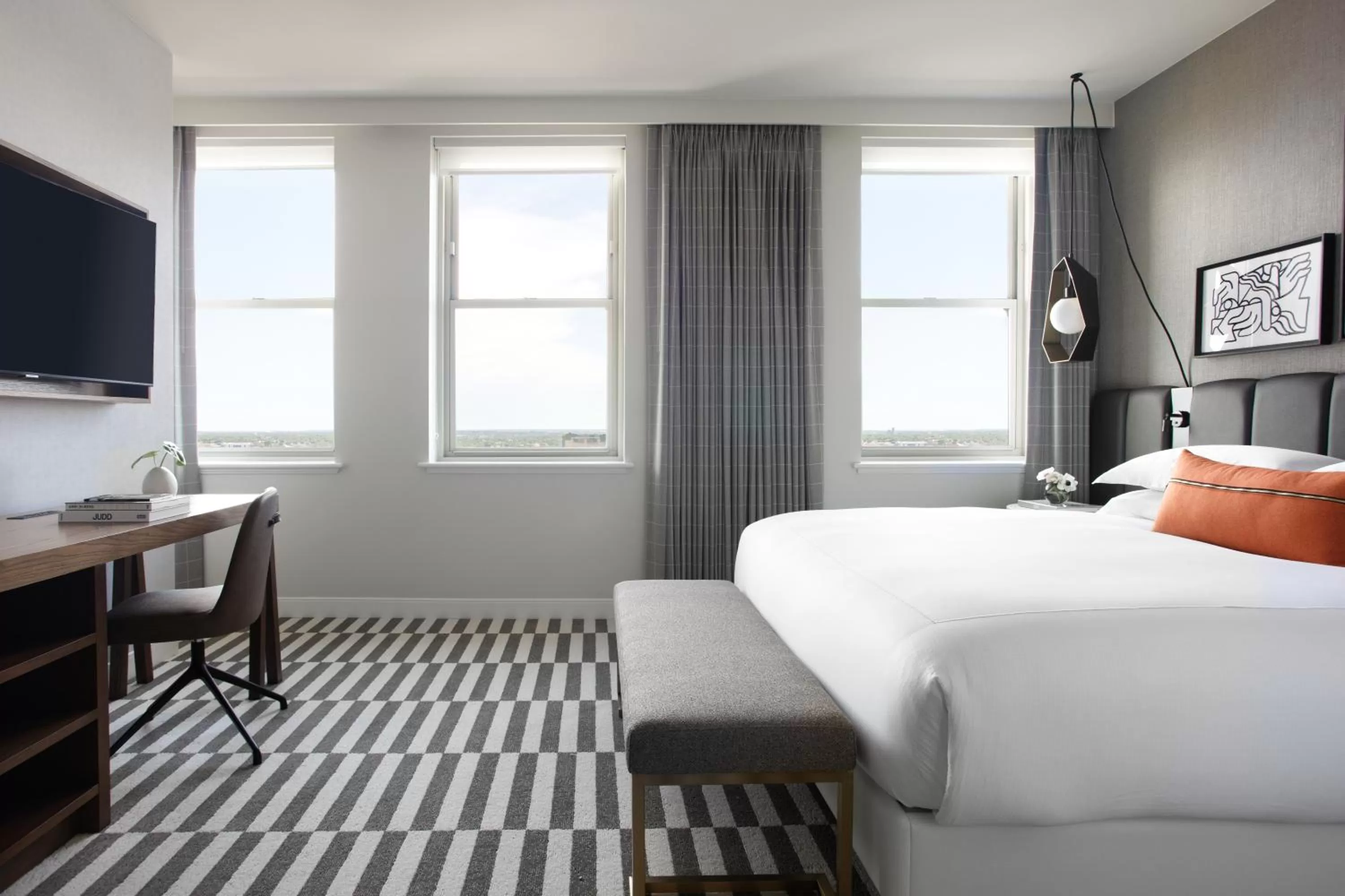 Photo of the whole room, Bed in Kimpton - Harper Hotel by IHG