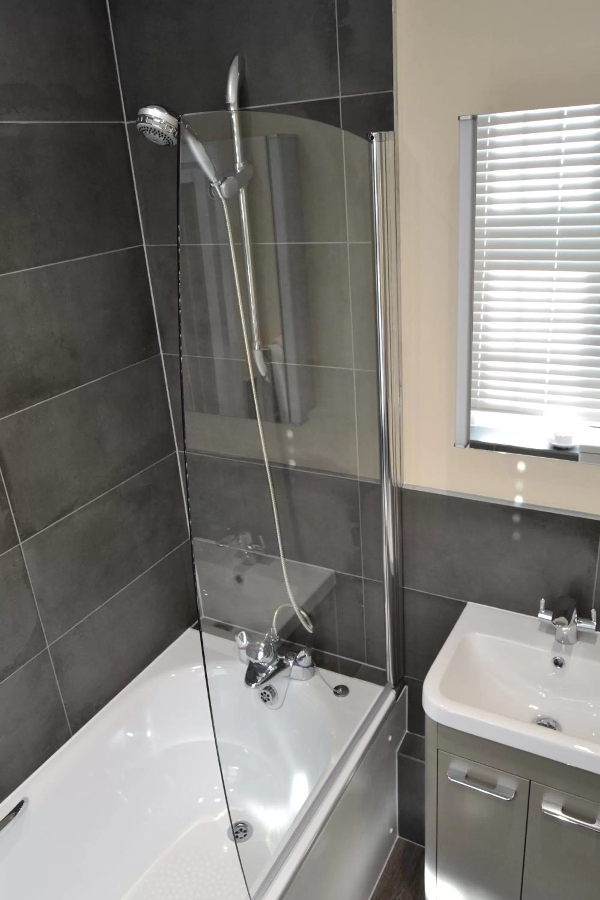 Shower in Royal Oxford Hotel