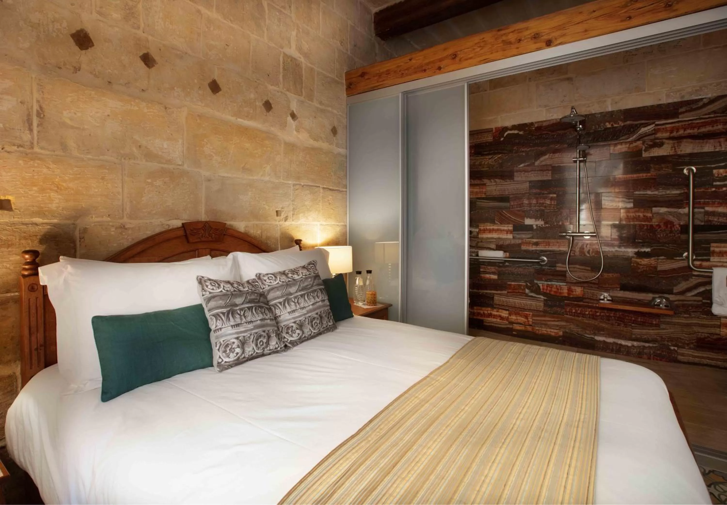 Bed in The 3Cities Auberge