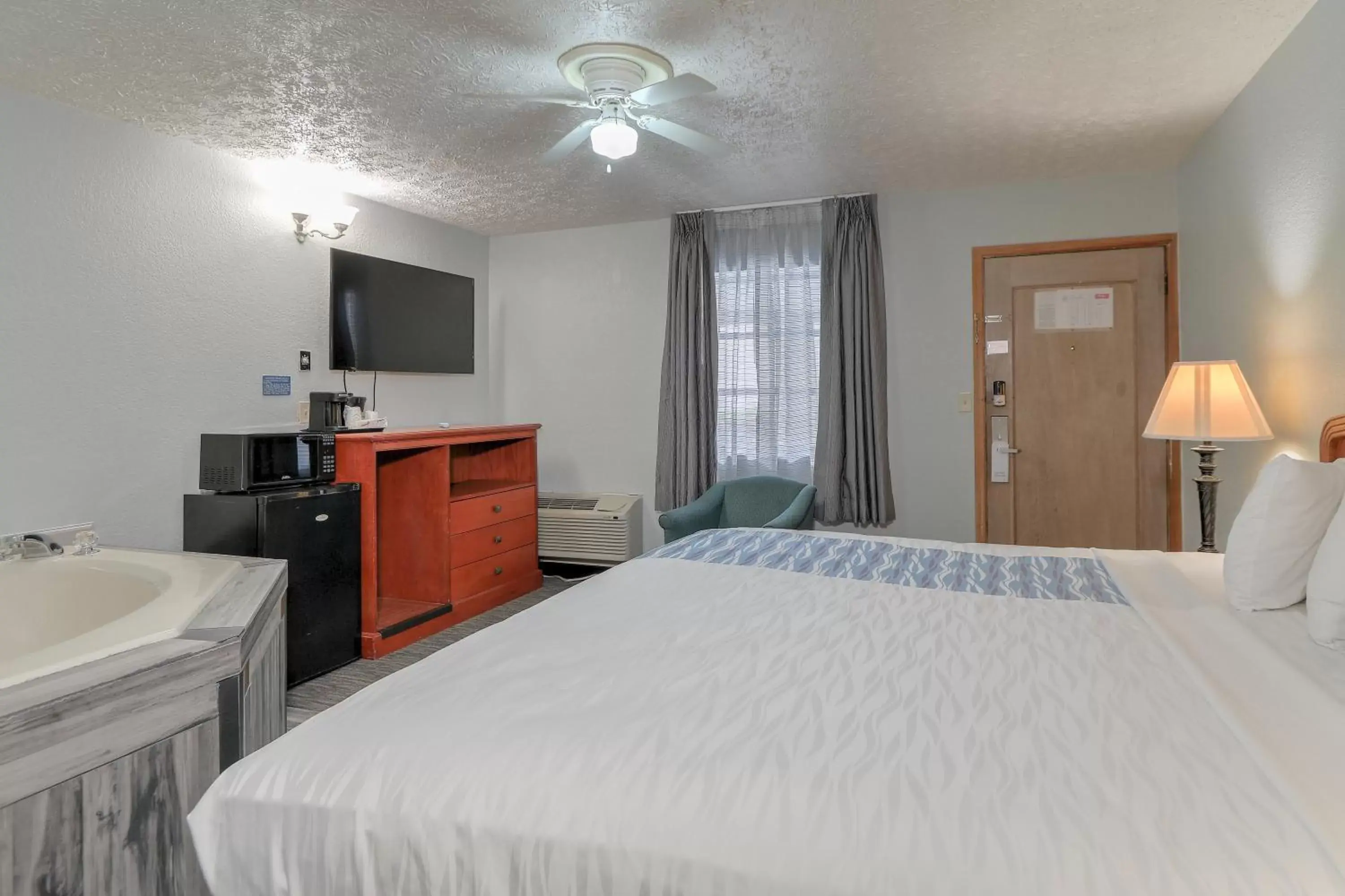 Photo of the whole room, Bed in Belle Aire Motel - Downtown Convention Center - Gatlinburg