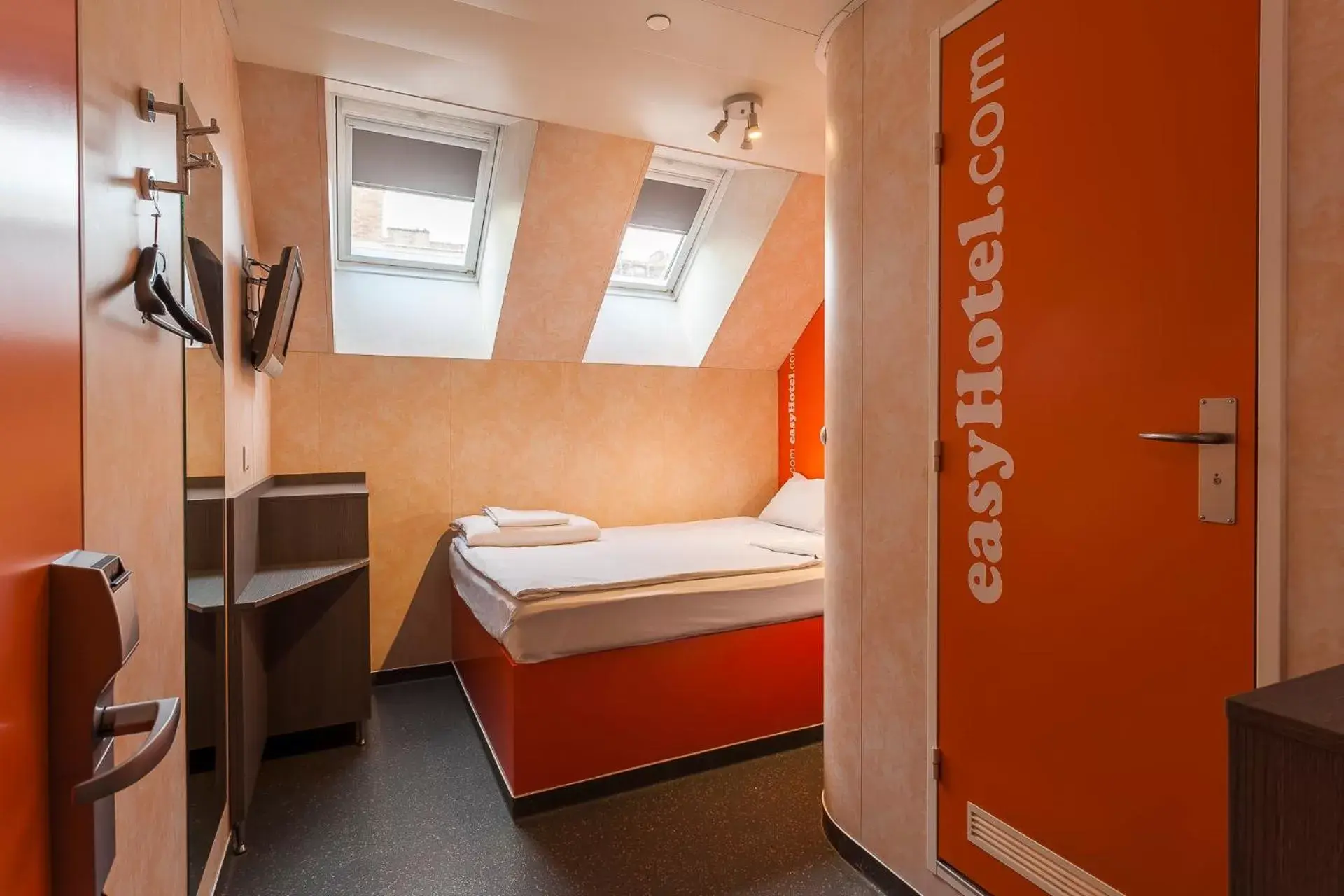 Bedroom, Bed in easyHotel Budapest Oktogon