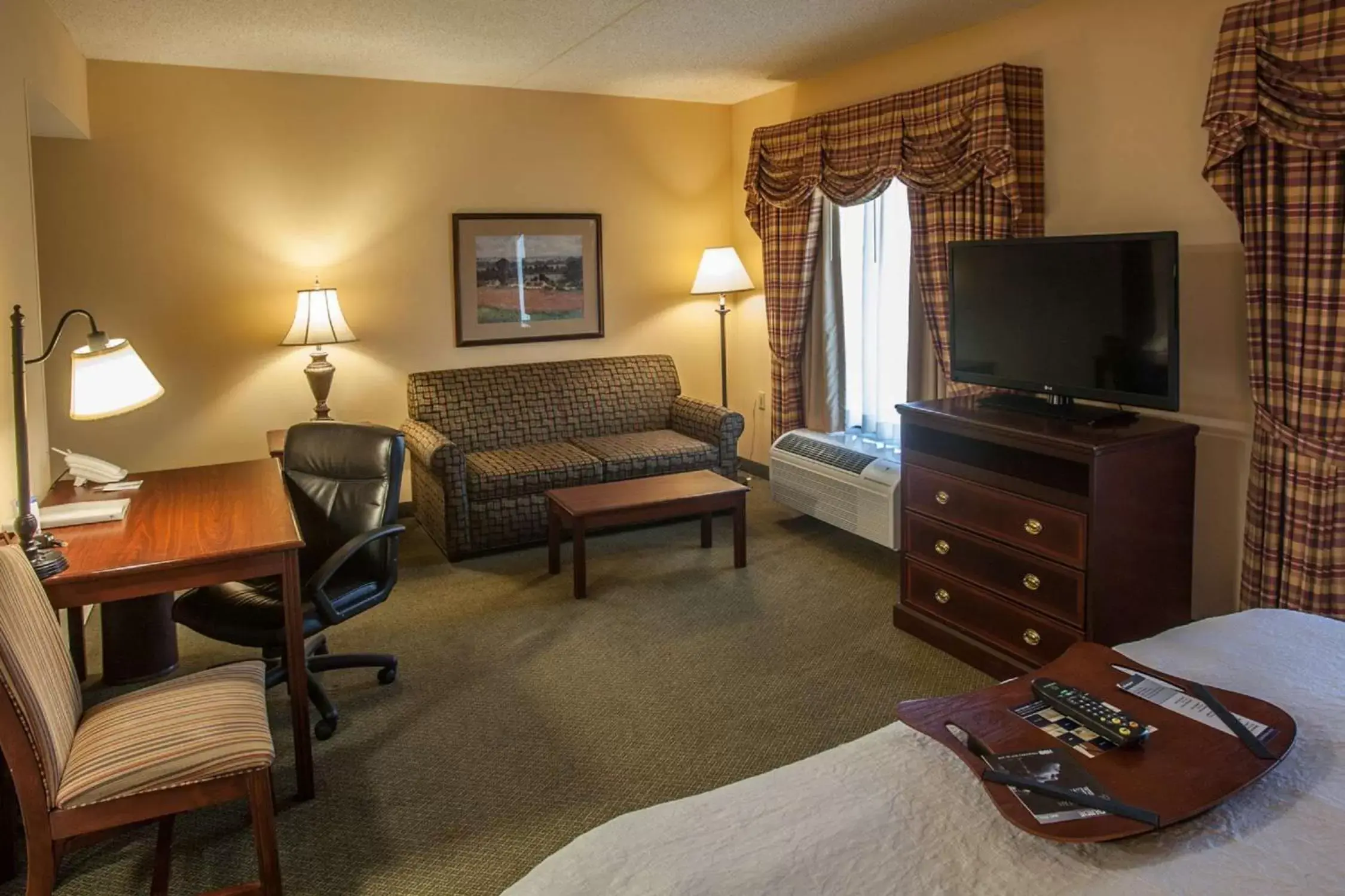 Bed, Seating Area in Hampton Inn & Suites Stillwater