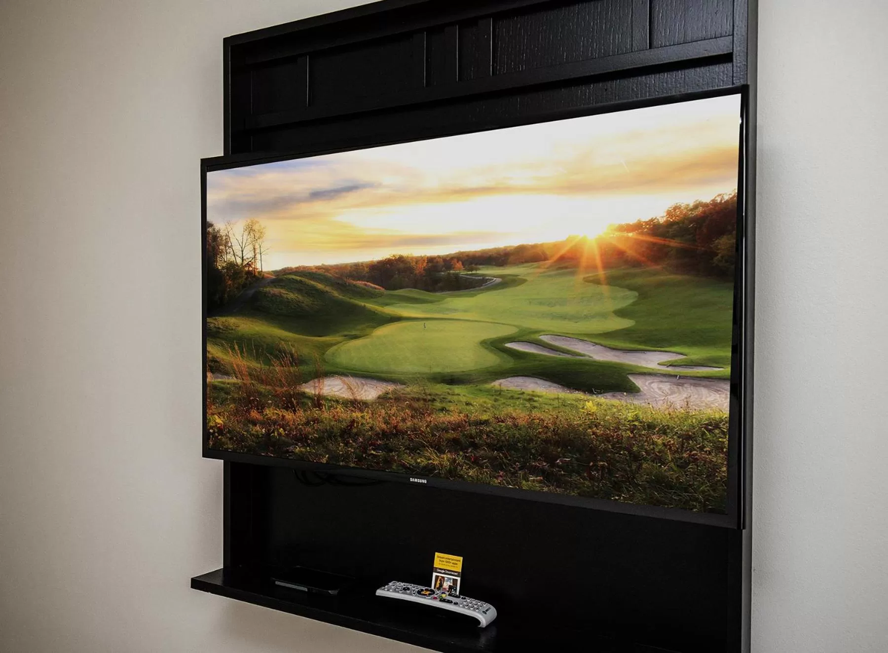 TV and multimedia, TV/Entertainment Center in The Ridge Hotel