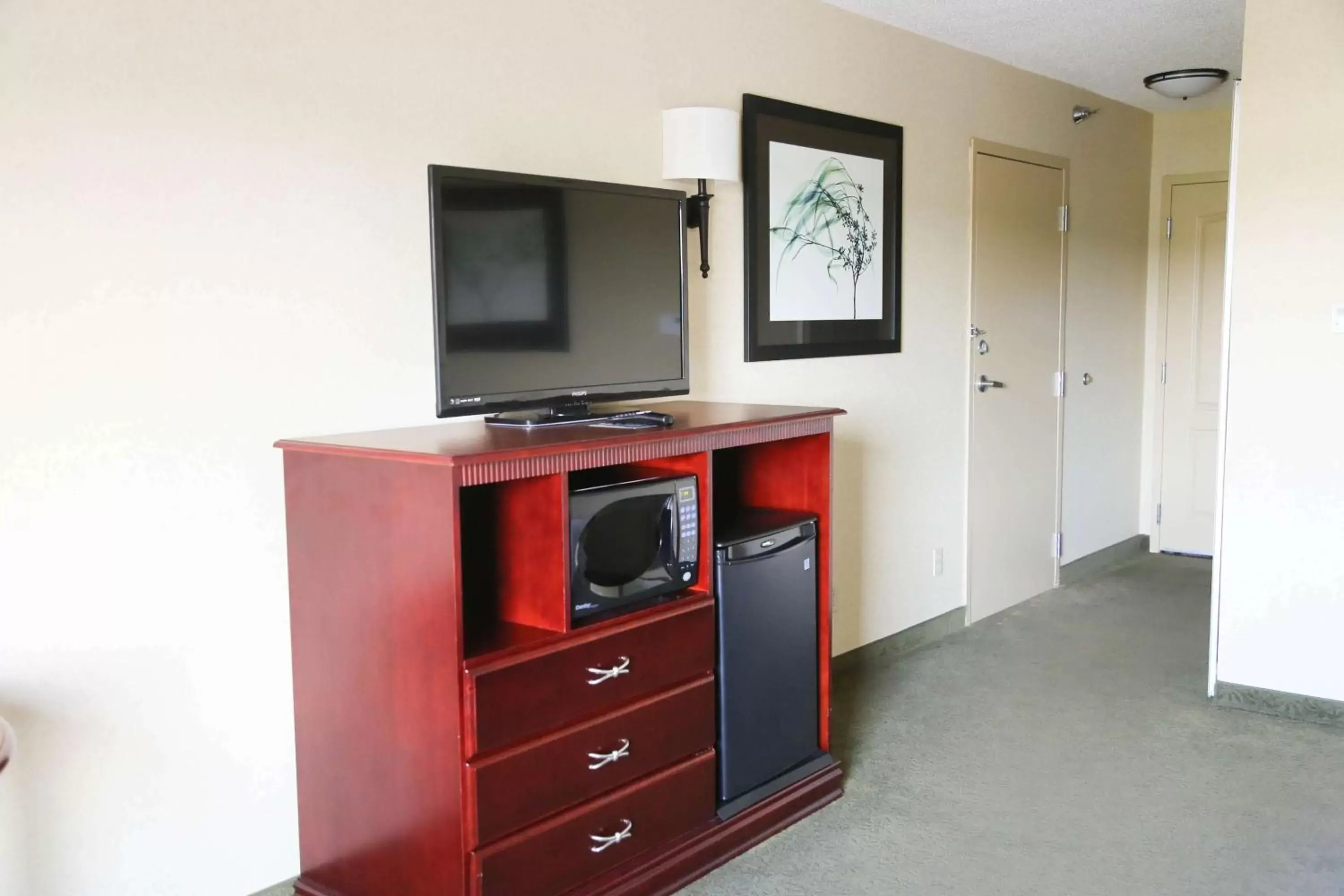 Bedroom, TV/Entertainment Center in Hampton Inn Morehead