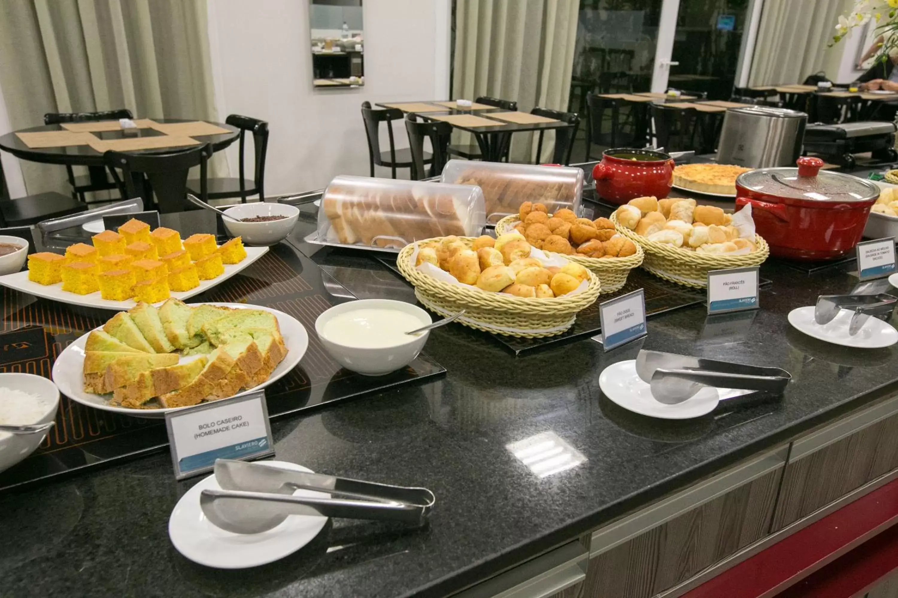 Buffet breakfast in Slim Cuiabá Aeroporto by Slaviero Hotéis