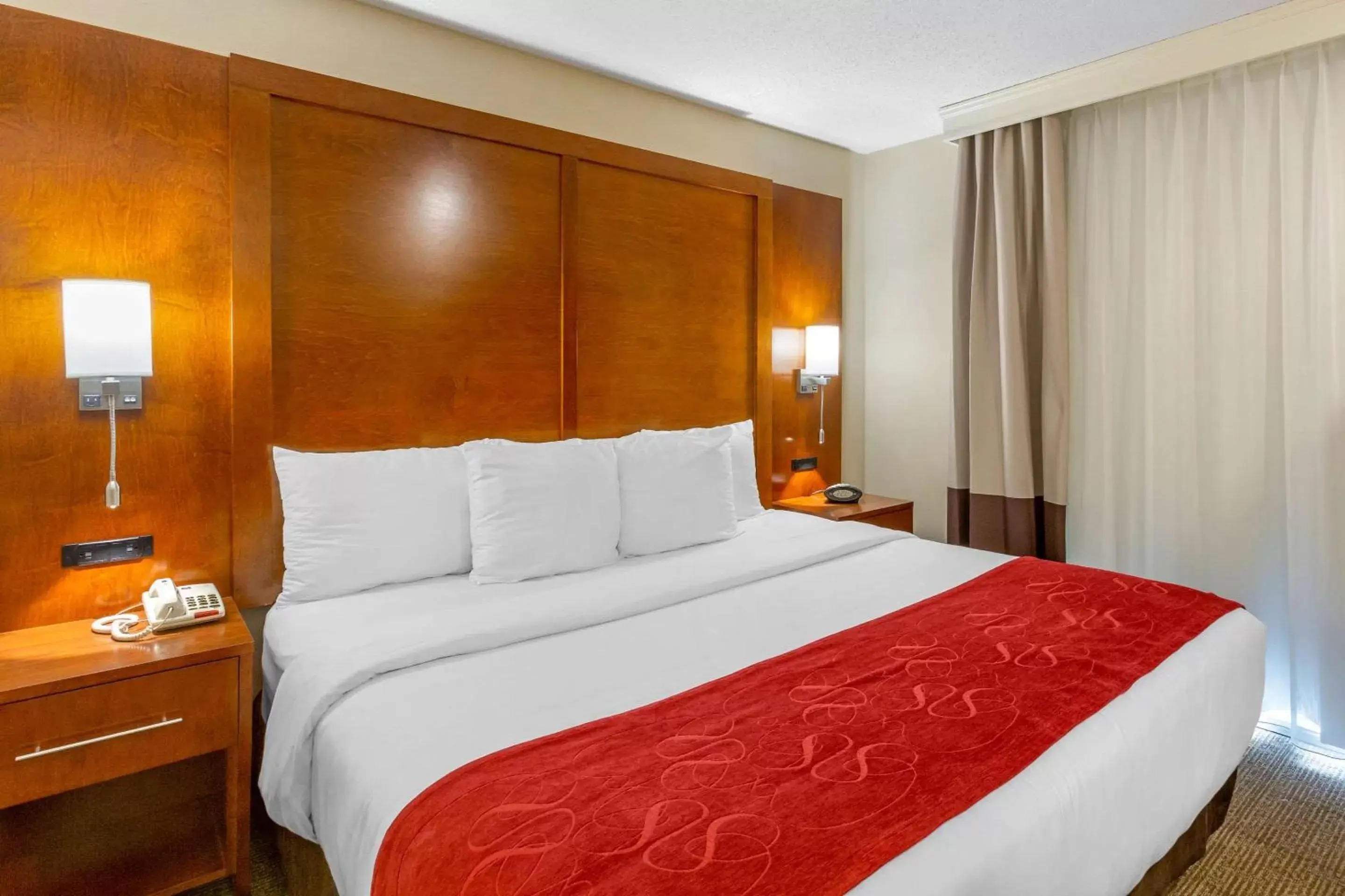 King Suite - Accessible/Non-Smoking in Comfort Suites Oakbrook Terrace near Oakbrook Center
