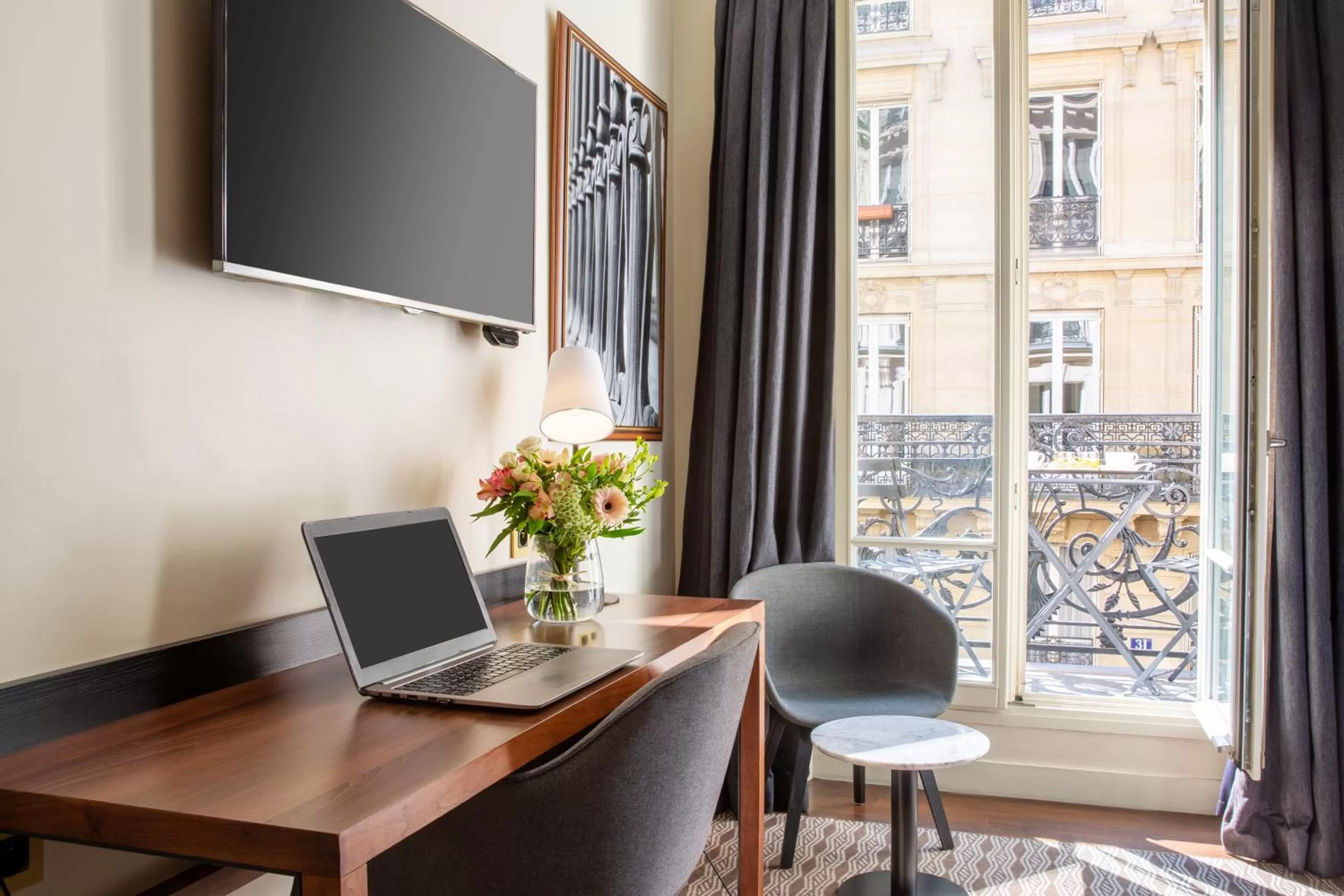 Bedroom in Hôtel Mayflower Opera