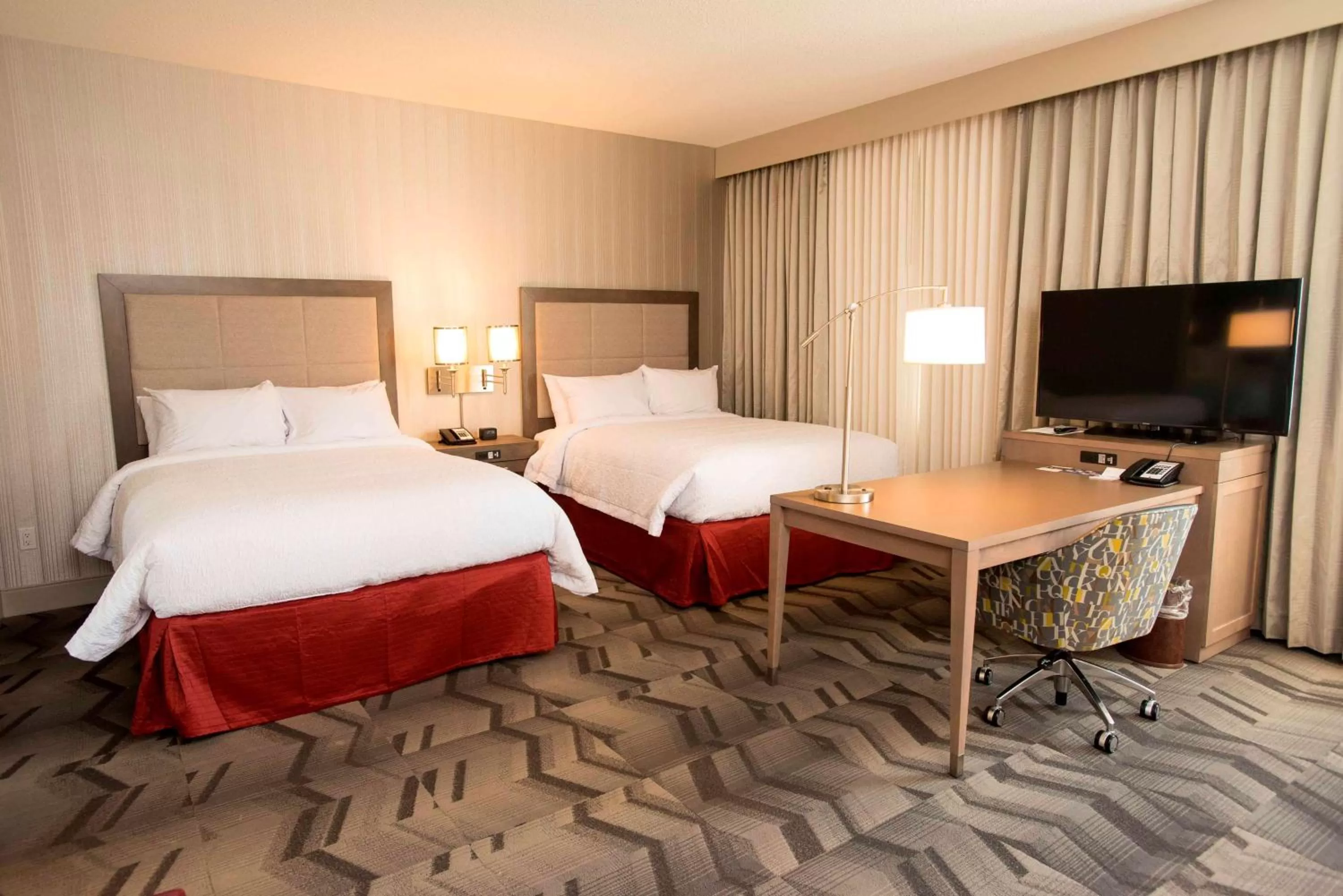 Bed in Hampton Inn & Suites by Hilton Thunder Bay