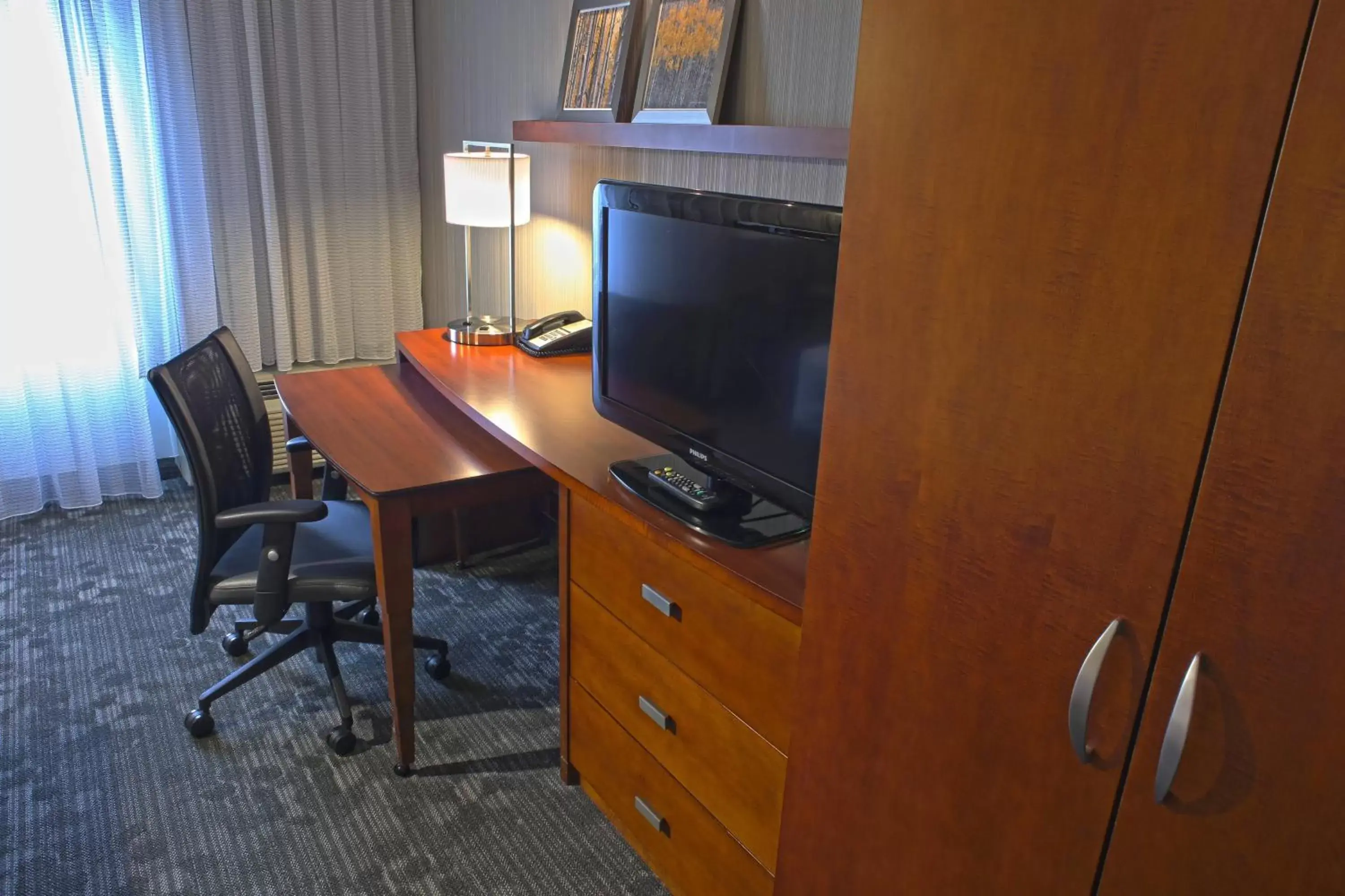 Photo of the whole room, TV/Entertainment Center in Courtyard by Marriott Hamilton