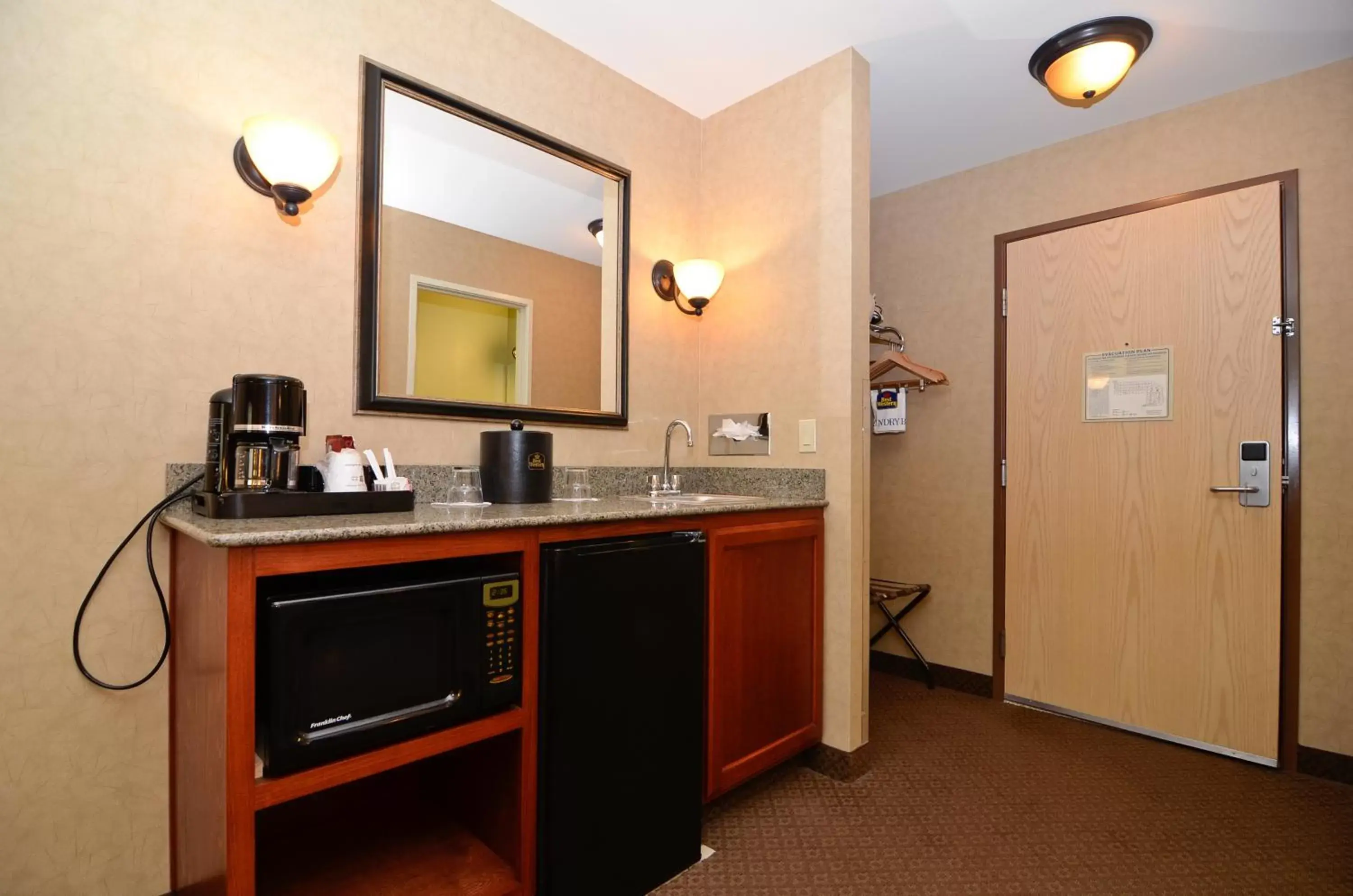 Kitchen/Kitchenette in Best Western Plus Kennewick Inn