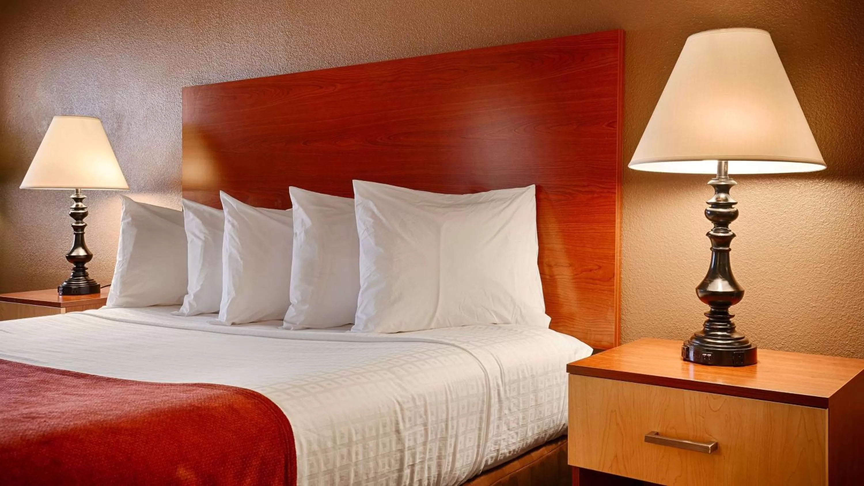 Queen Room with Roll-in Shower in Best Western Discovery Inn