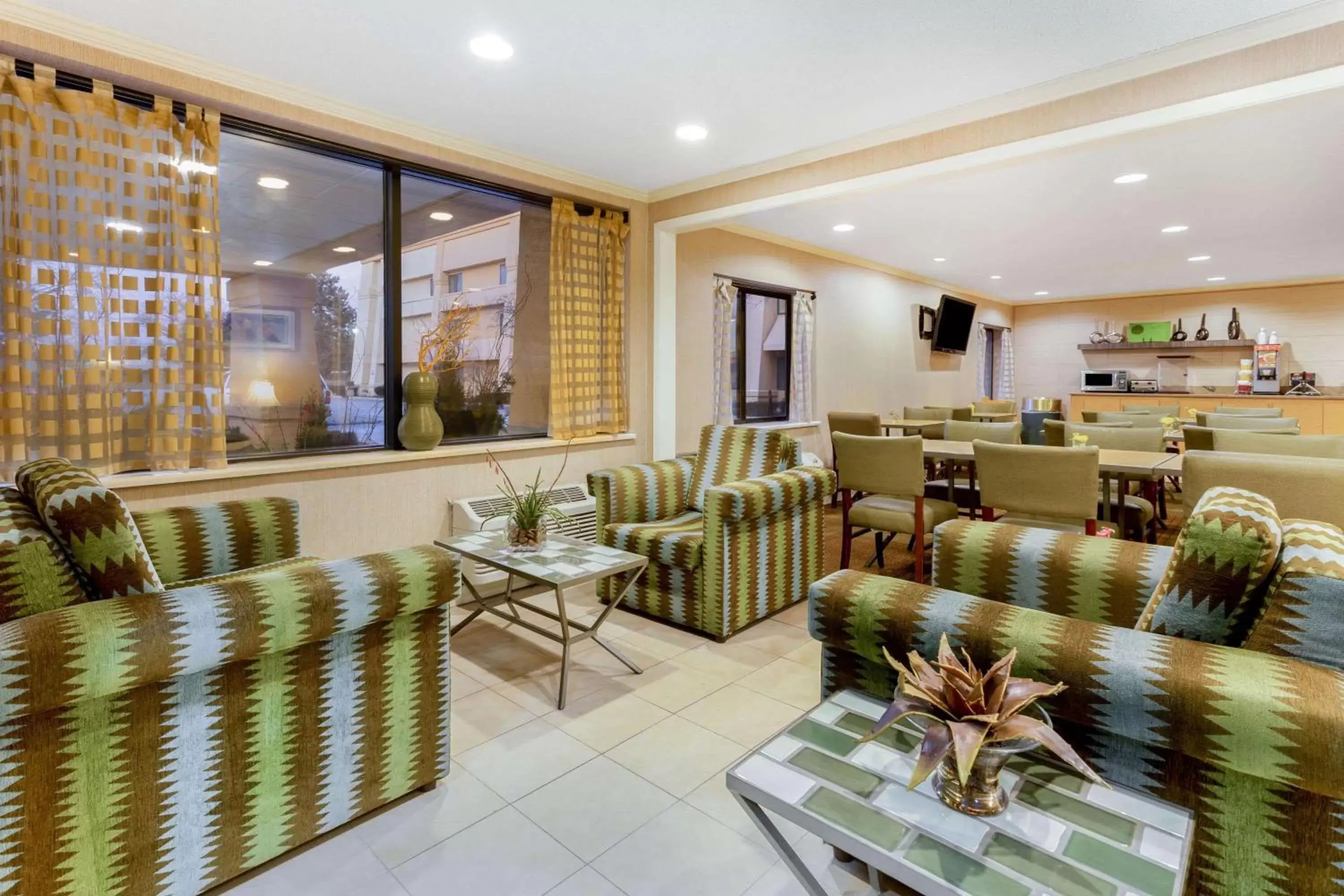 Lobby or reception, Restaurant/Places to Eat in La Quinta Inn by Wyndham Chicago Willowbrook