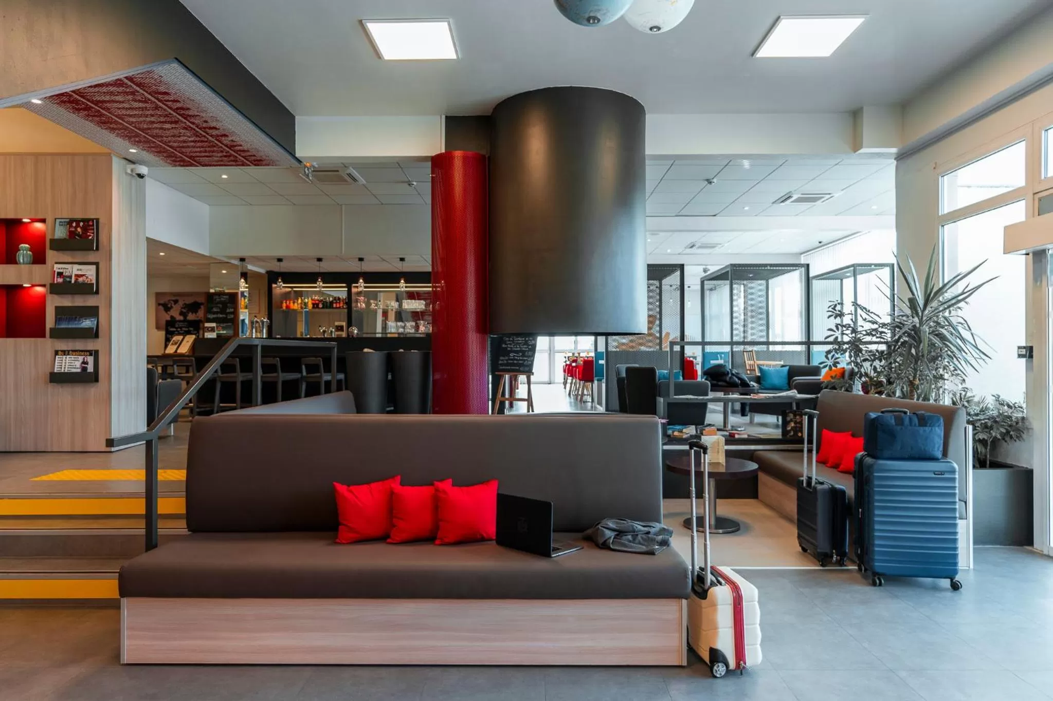 Lobby or reception in ibis Styles Beauvais