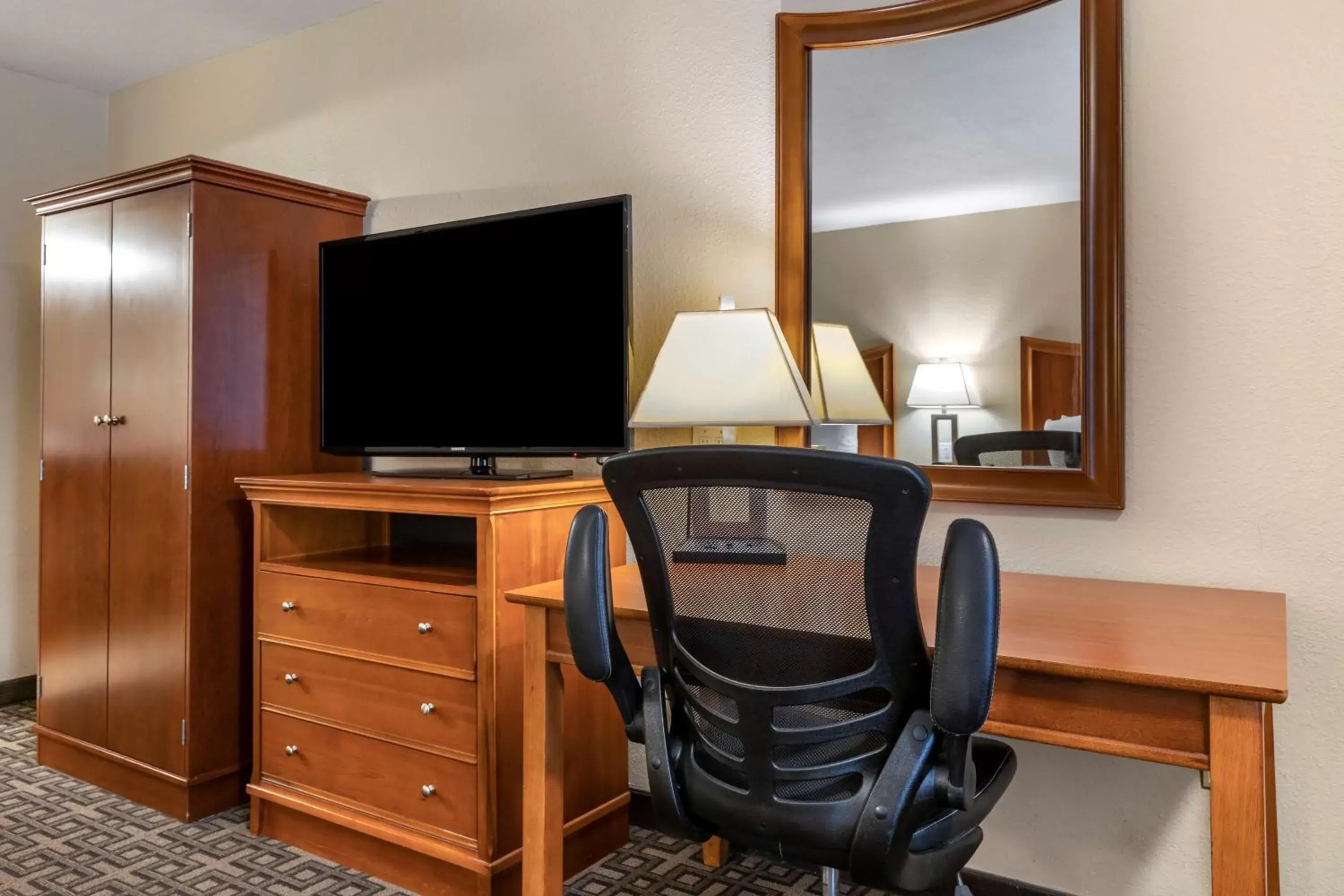 Deluxe Queen Room with Two Queen Beds - Non-Smoking in Best Western Swiss Clock Inn Deluxe Queen Room with Two Queen Beds - Non-Smoking in Best Western Swiss Clock Inn