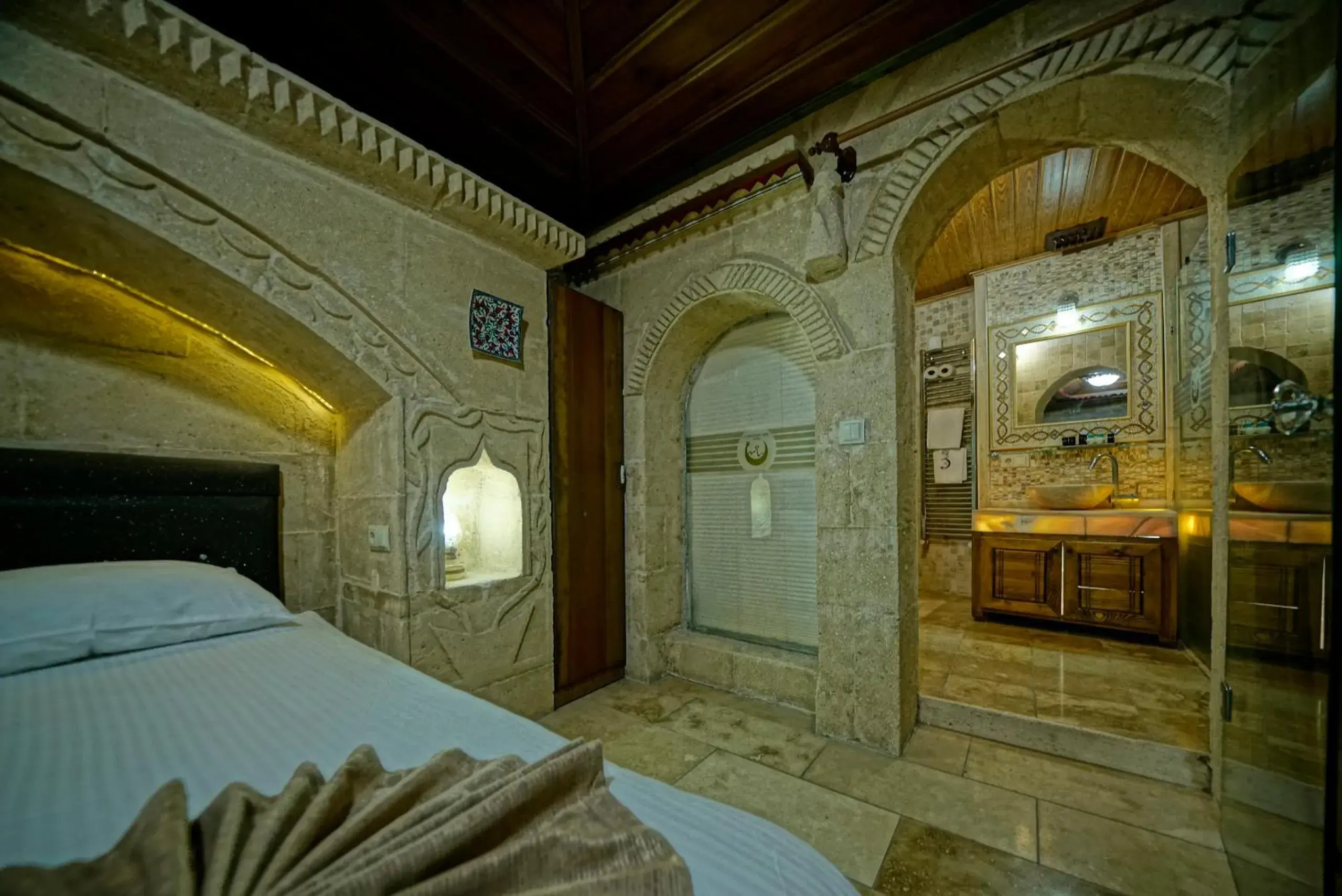 Bedroom, Bed in Holiday Cave Hotel