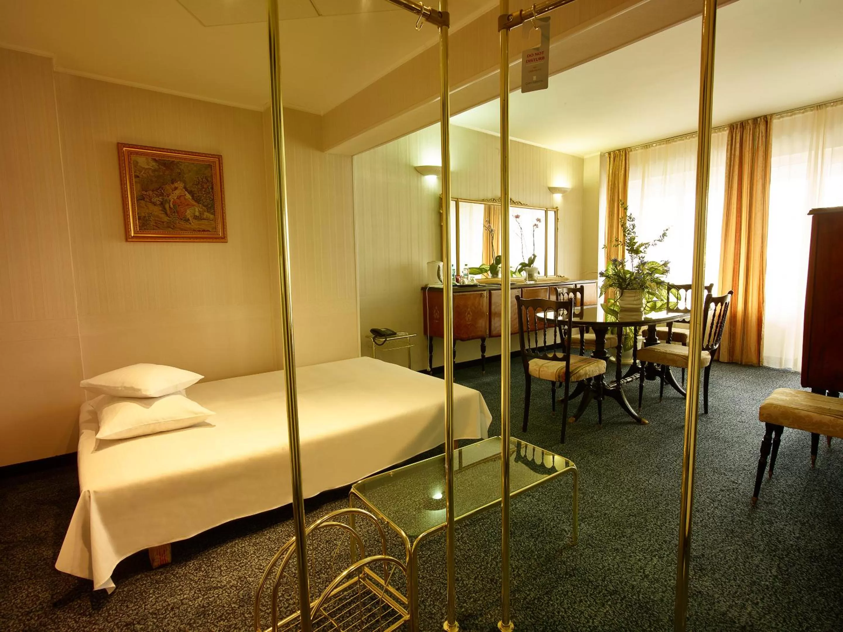 Photo of the whole room, Bed in Continental Forum Oradea