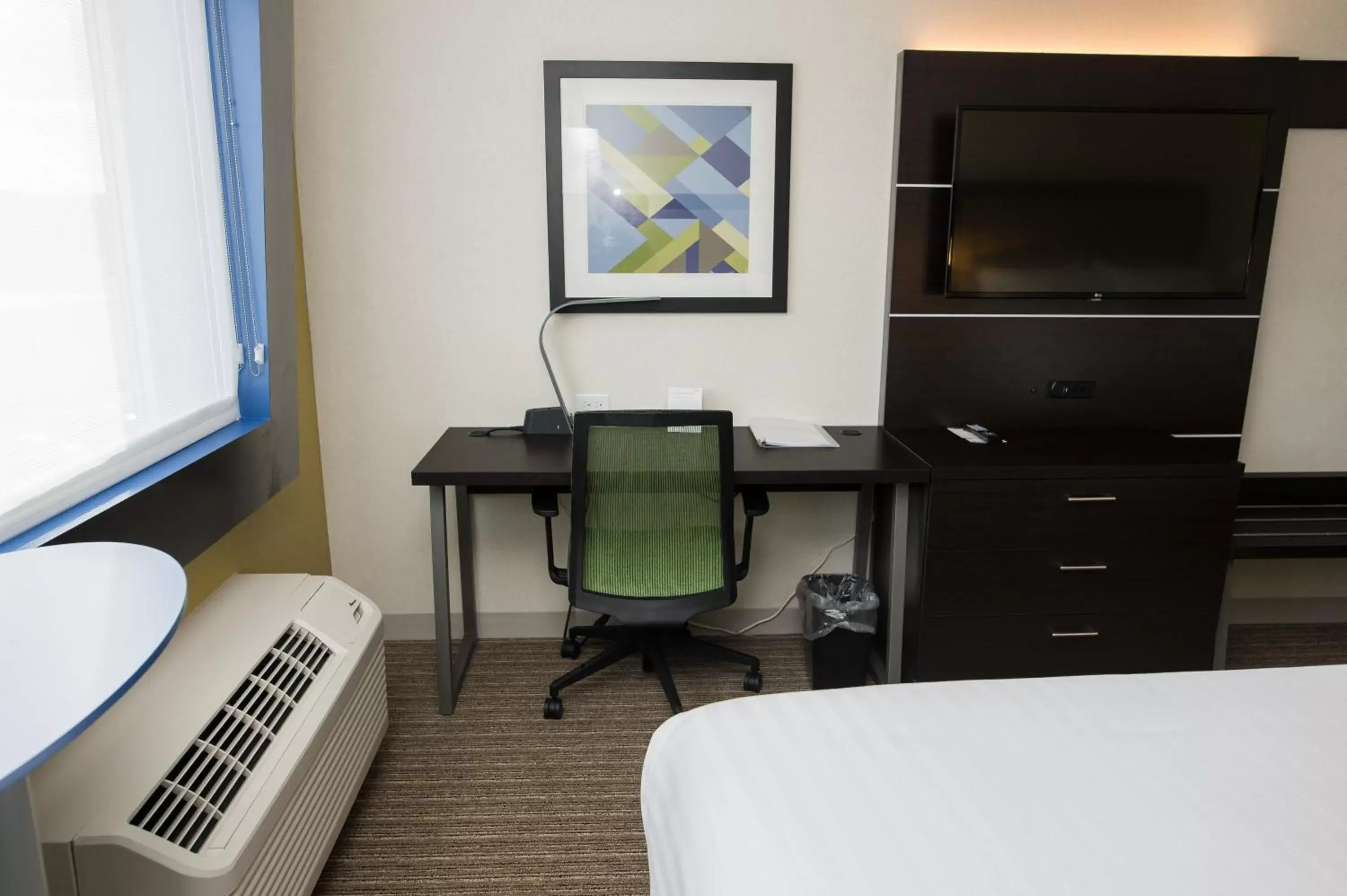 Photo of the whole room, Bed in Holiday Inn Express & Suites - Marietta by IHG Photo of the whole room, Bed in Holiday Inn Express & Suites - Marietta by IHG