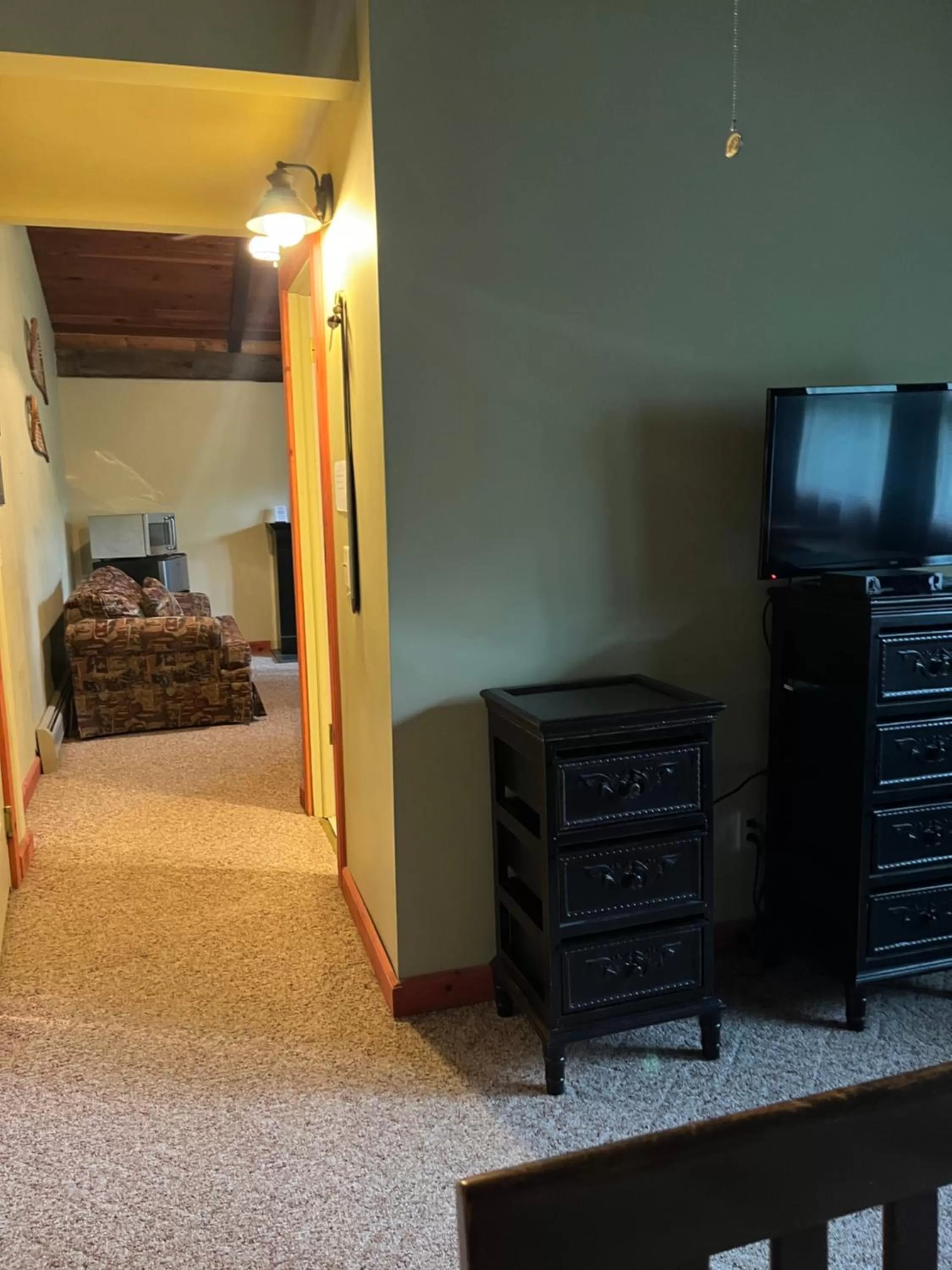 Evening entertainment in Vinehurst Inn & Suites