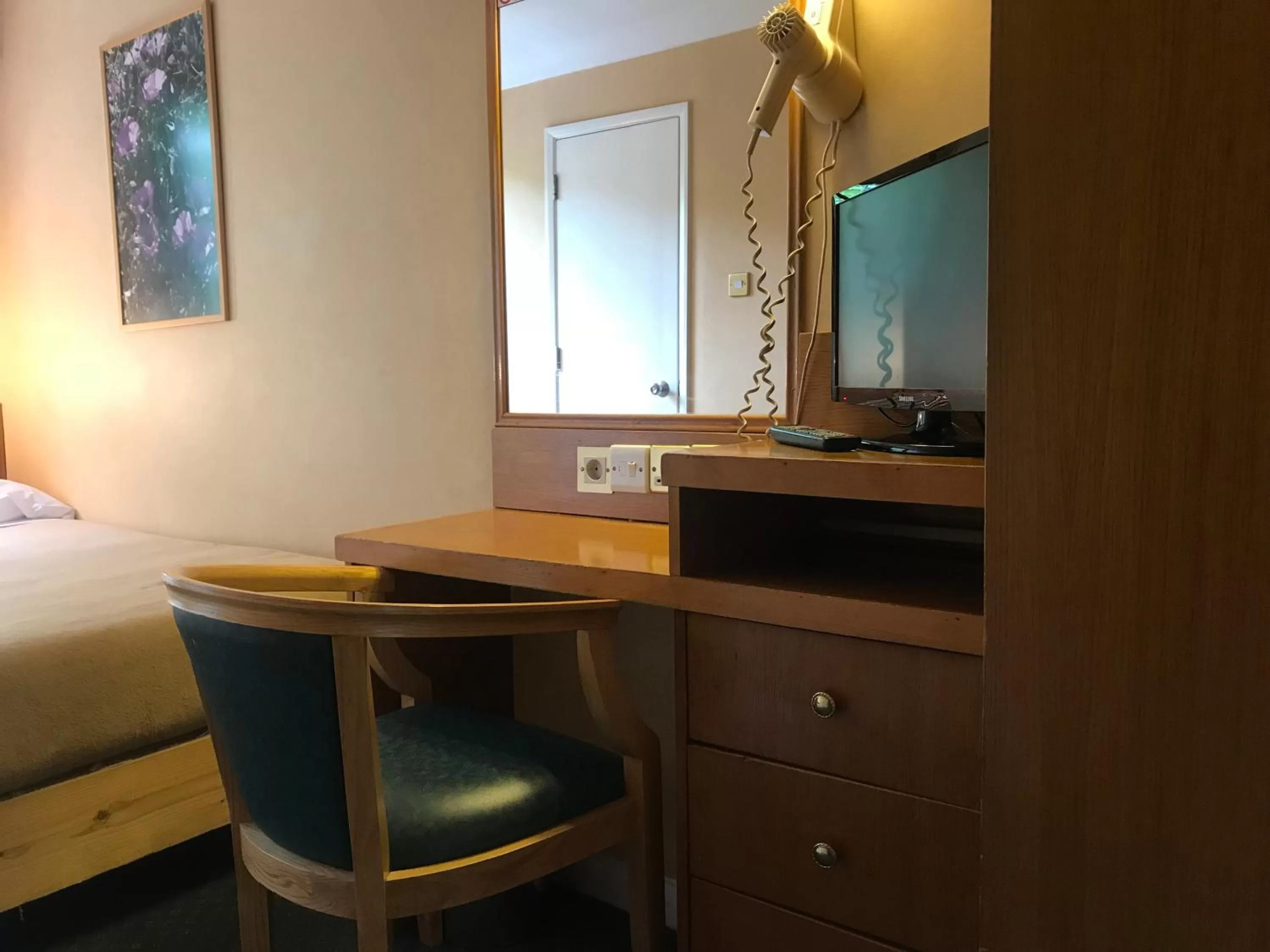 Bed in The Beverley House Hotel