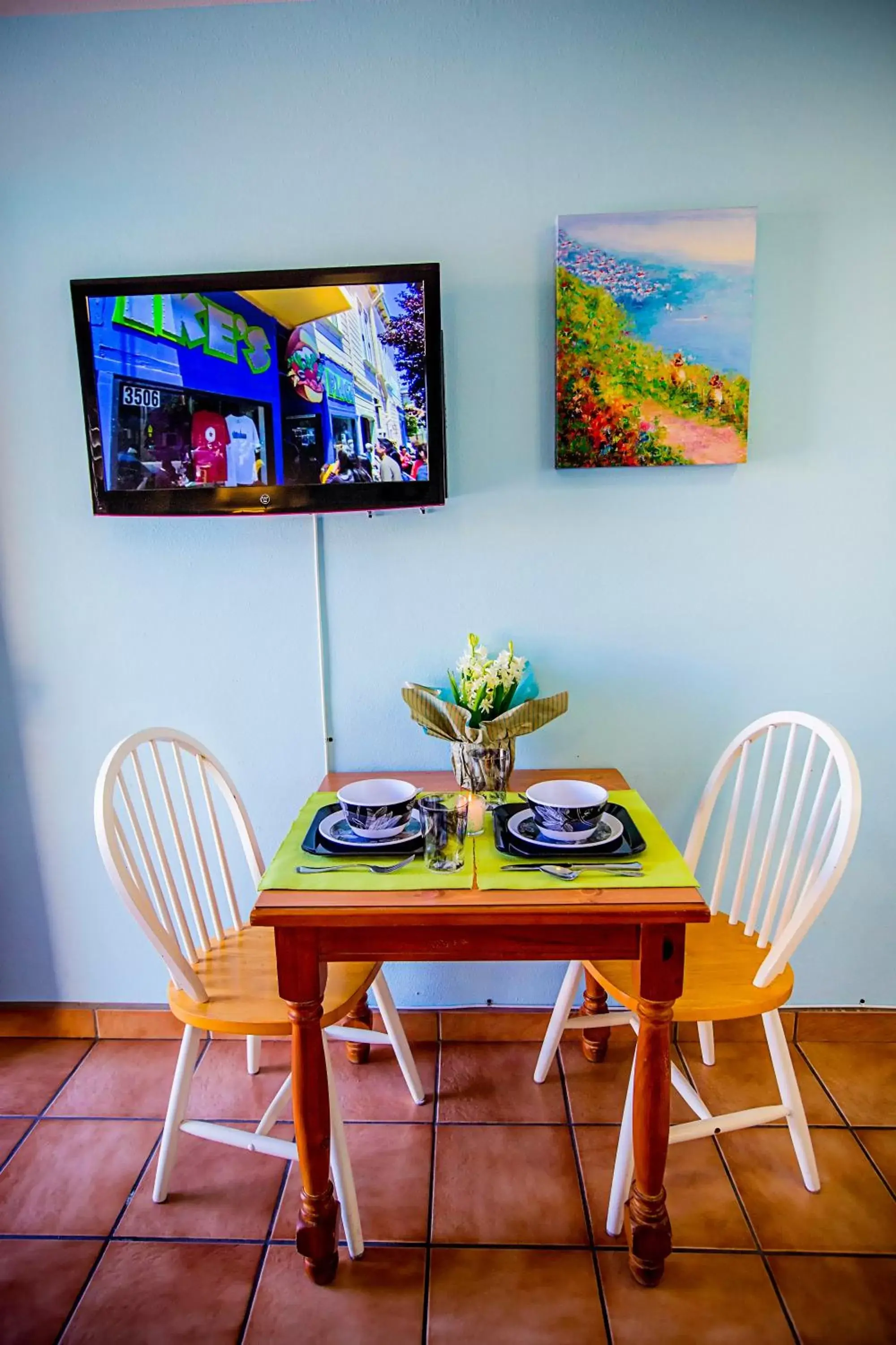 Dining area, TV/Entertainment Center in Leucadia Beach Inn