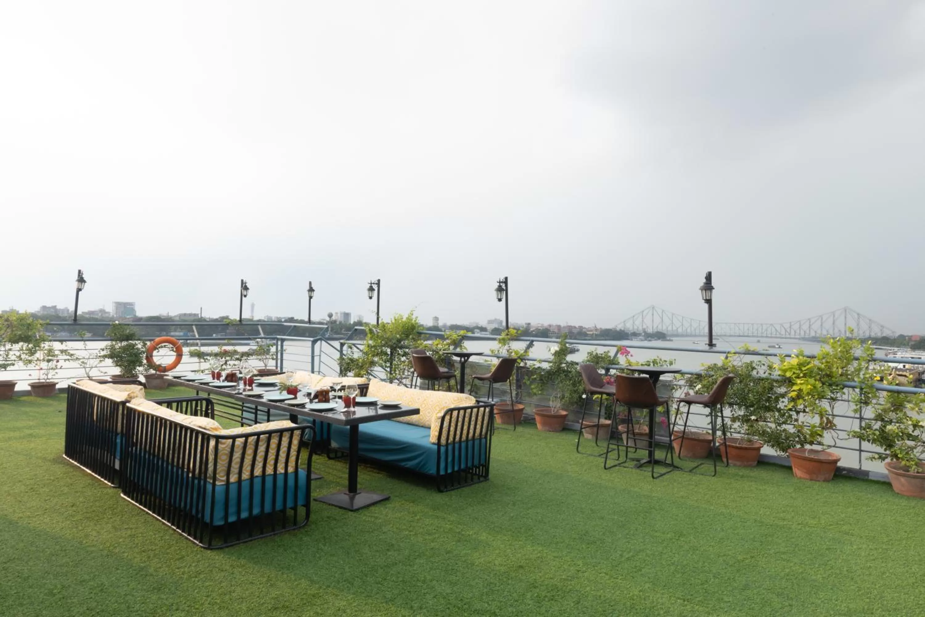 Restaurant/places to eat in Polo Floatel Kolkata