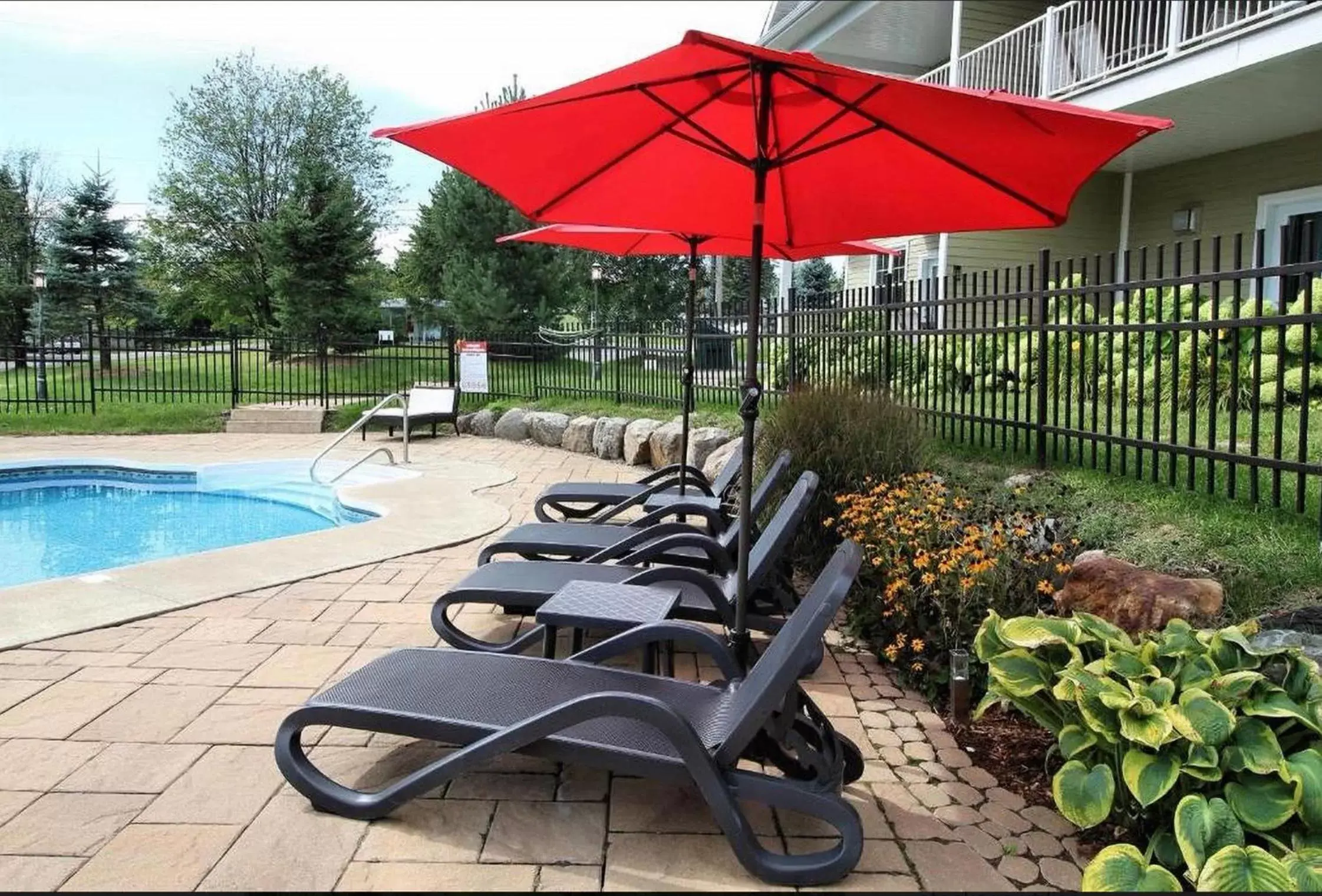 Swimming pool in Le Champlain Condo-Hôtel