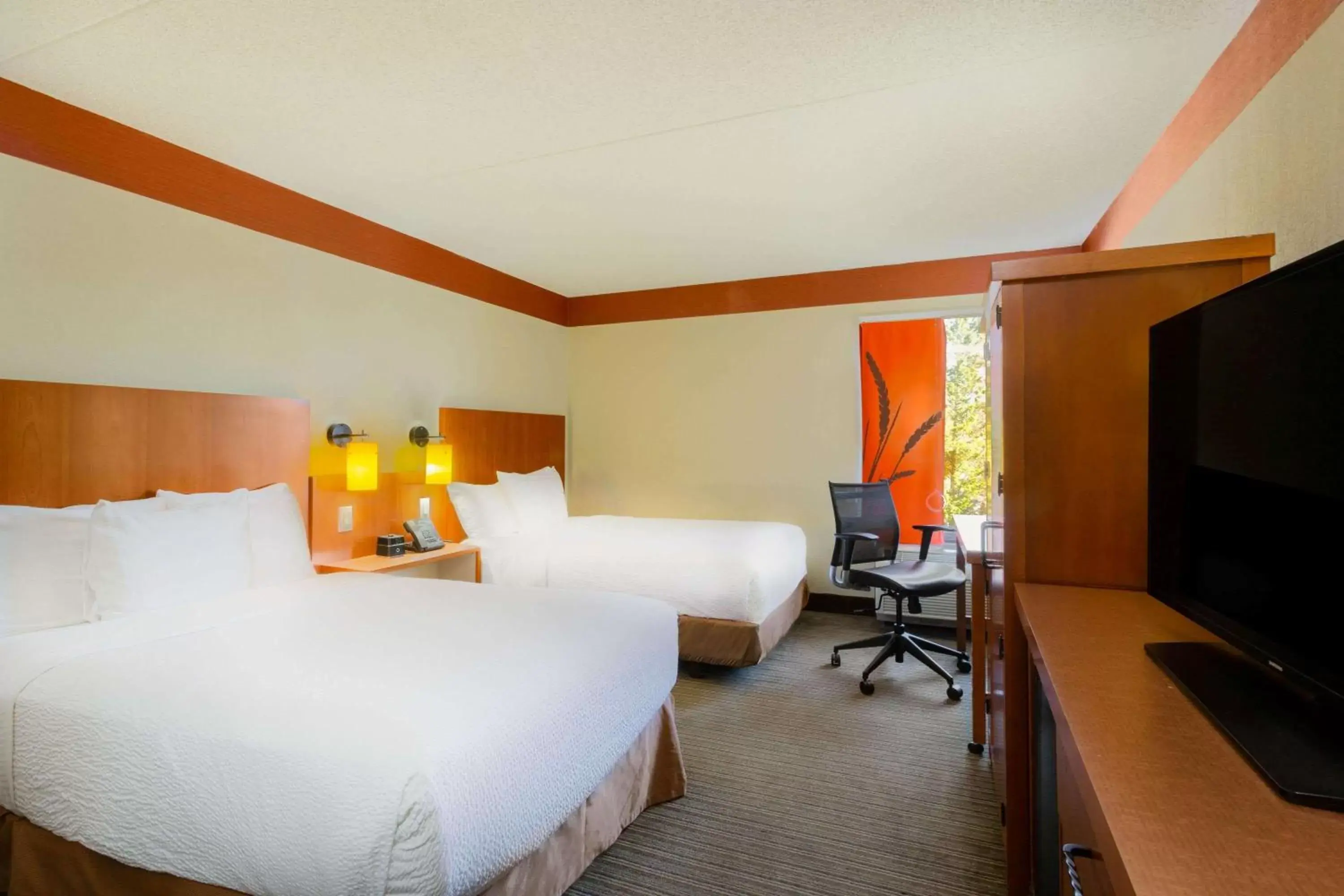 Photo of the whole room, Bed in La Quinta by Wyndham Charlotte Airport North