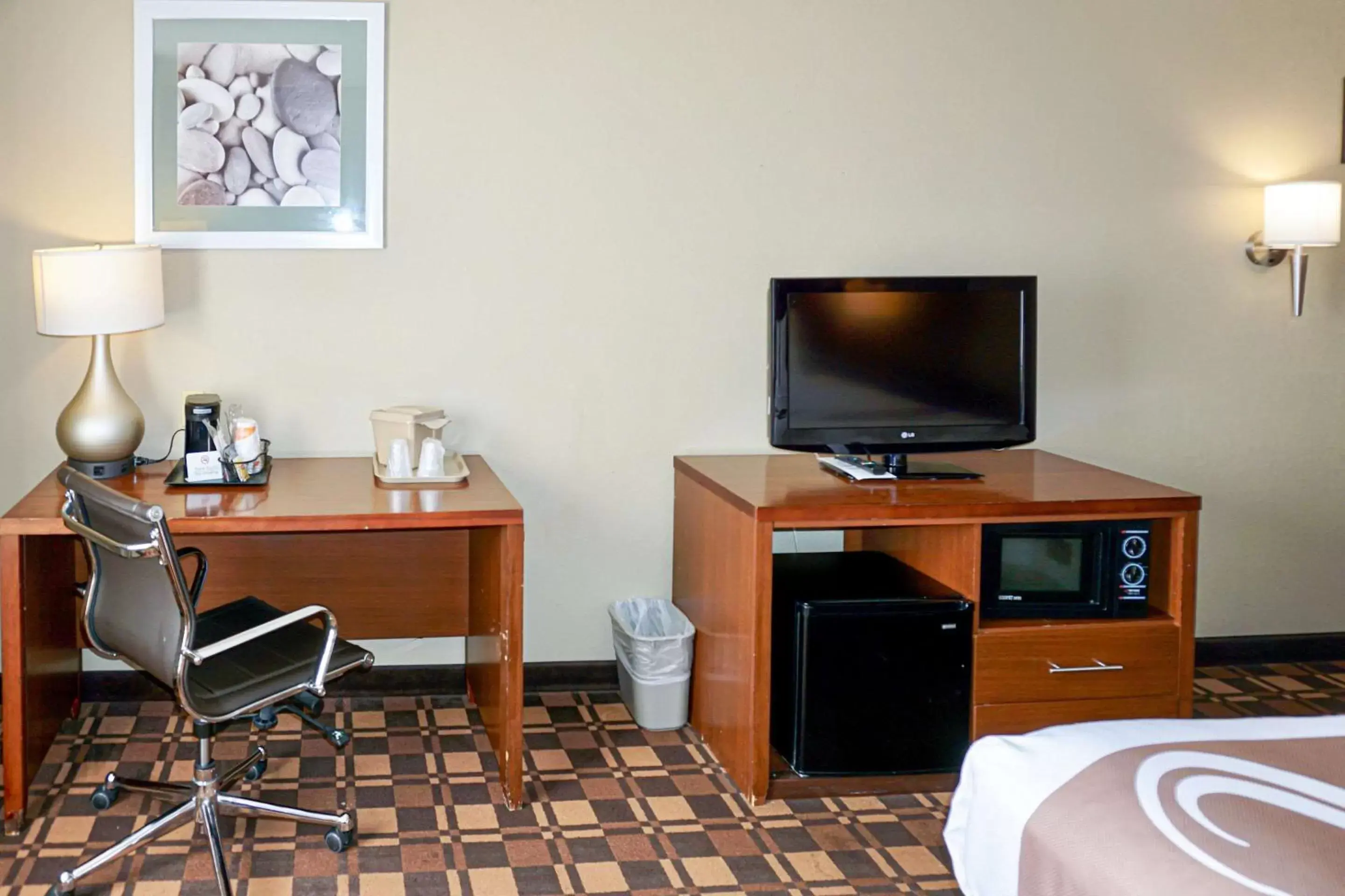 Bedroom, TV/Entertainment Center in Quality Inn & Suites Georgetown - Seaford