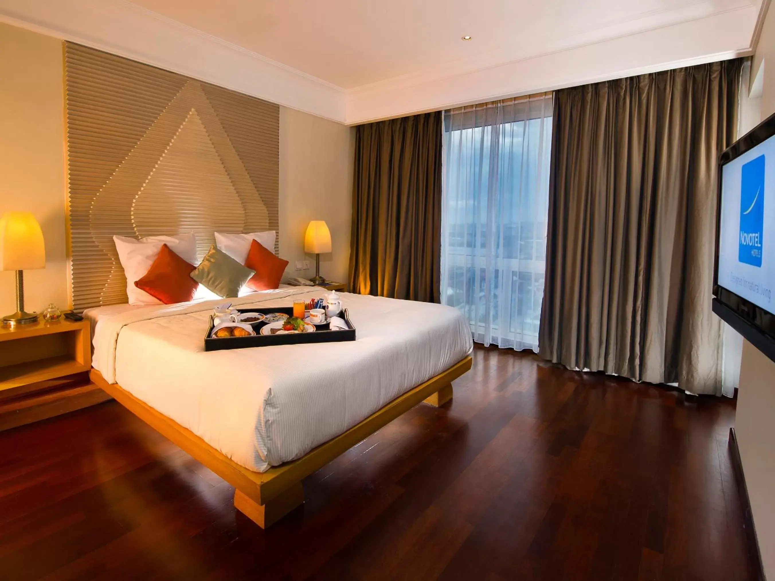 Bedroom, Bed in Novotel Semarang - GeNose Ready, CHSE Certified