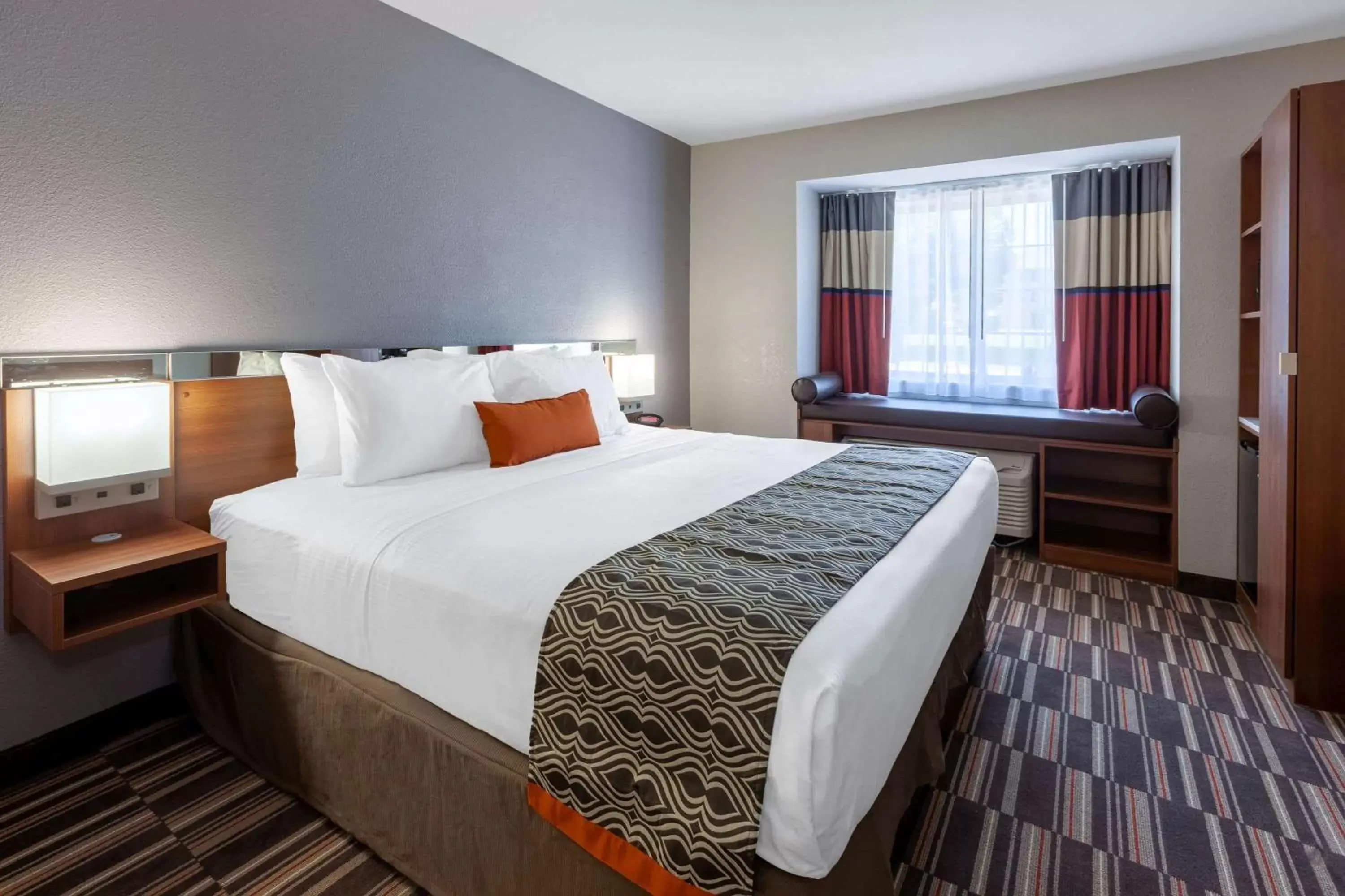 Bed in Microtel Inn & Suites by Wyndham Sunbury - Columbus North