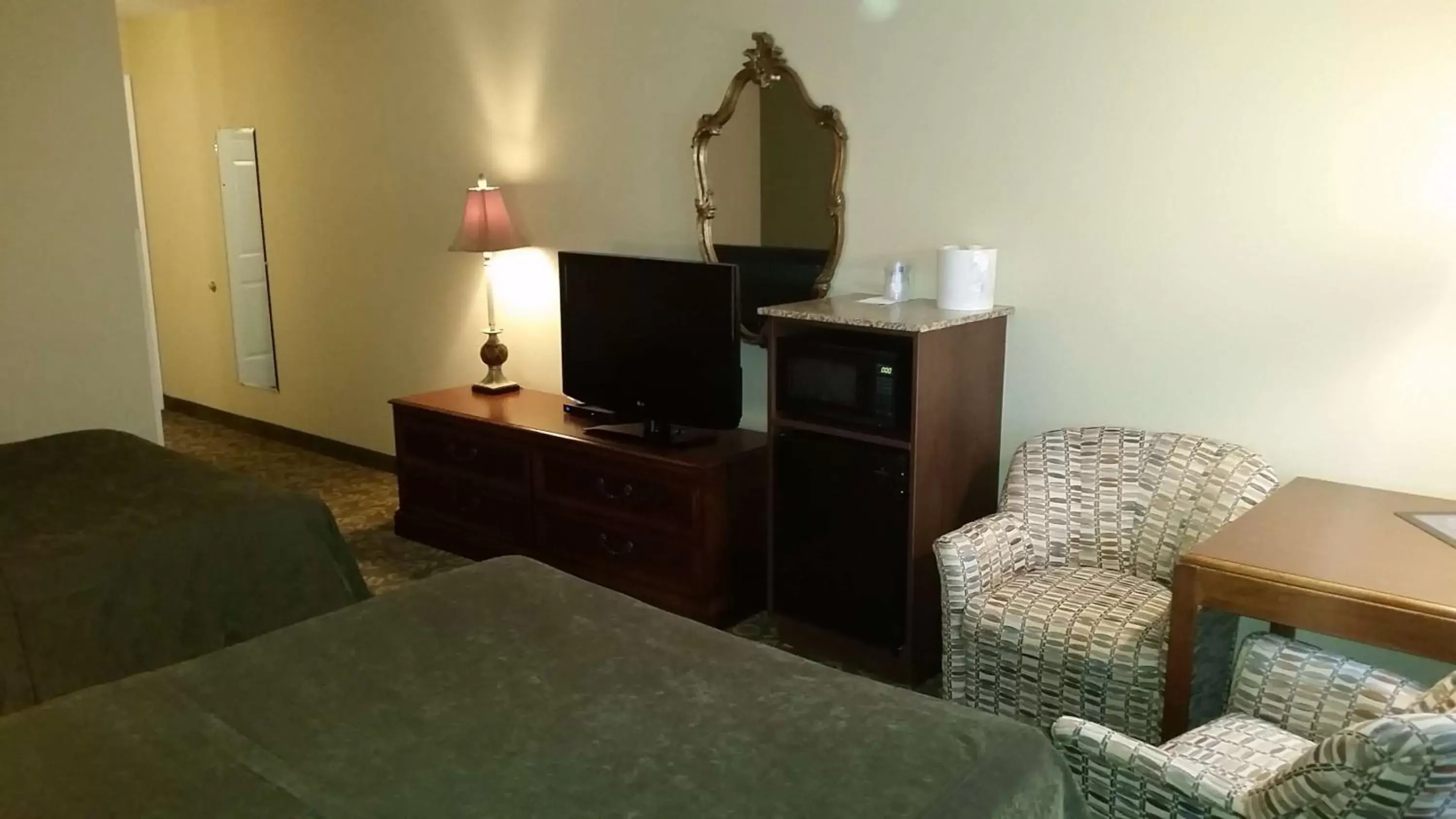 Queen Room with Two Queen Beds - Non-Smoking in Best Western Salbasgeon Inn & Suites Queen Room with Two Queen Beds - Non-Smoking in Best Western Salbasgeon Inn & Suites