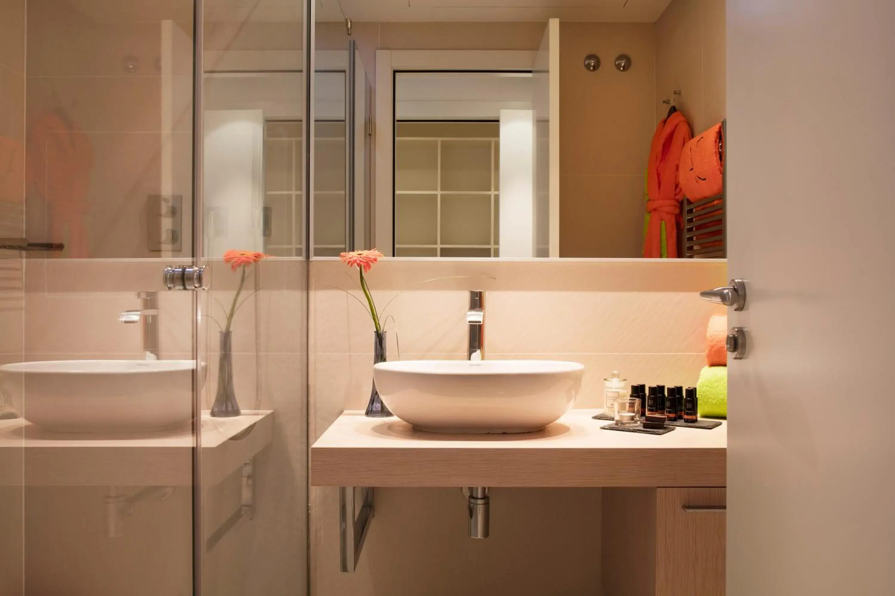 Shower, Bathroom in Cosmo Apartments Passeig de Gràcia