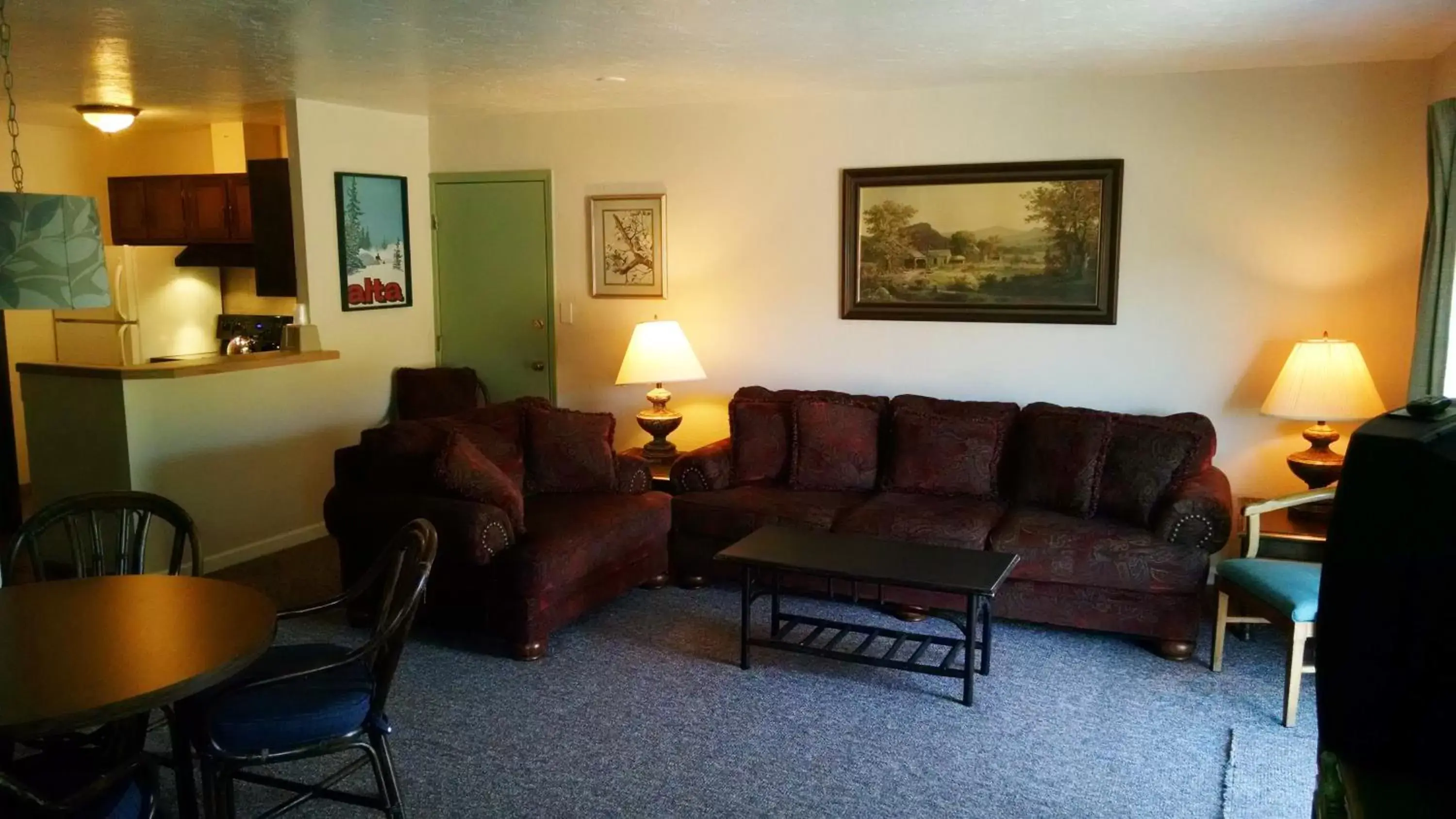 Living room, Seating Area in Top of the Beech Inn