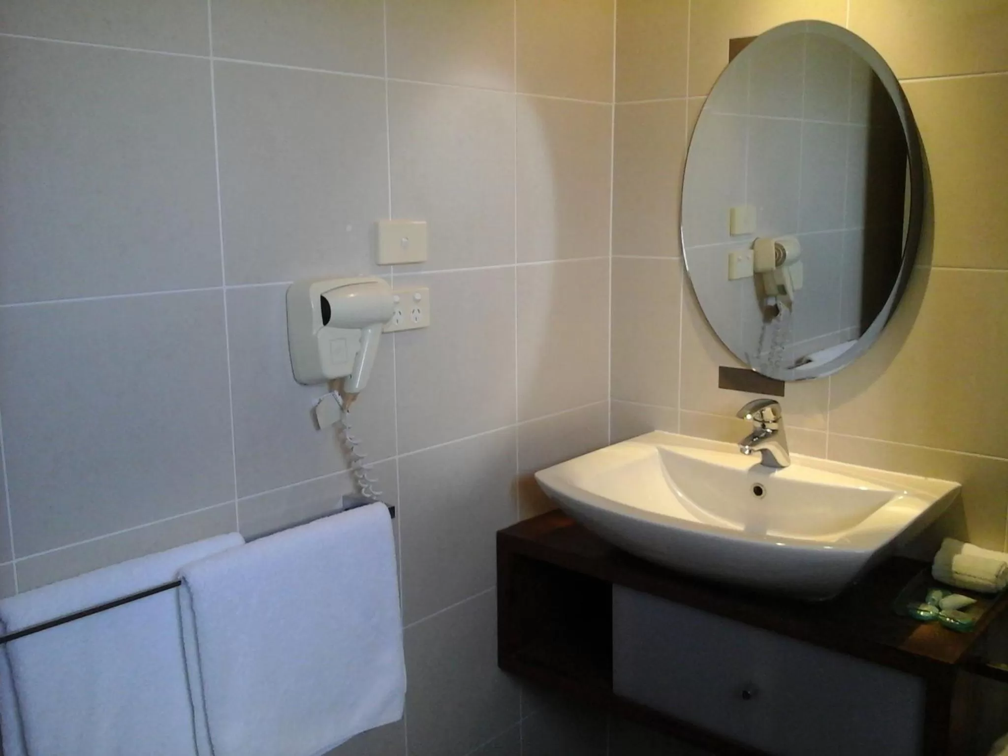 Bathroom in Willows Motel