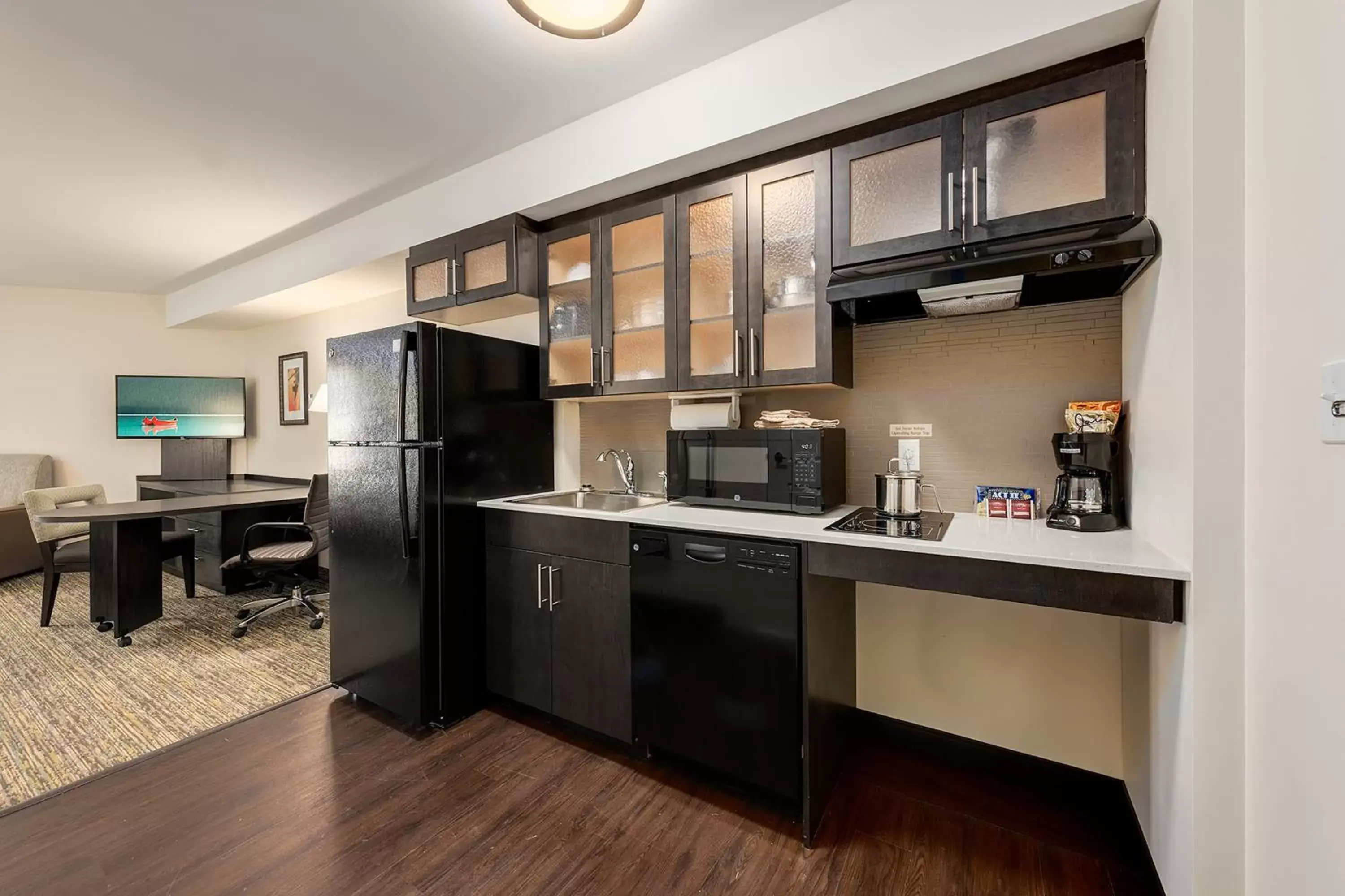 Coffee/tea facilities, Kitchen/Kitchenette in Park Inn by Radisson, Calgary Airport North, AB