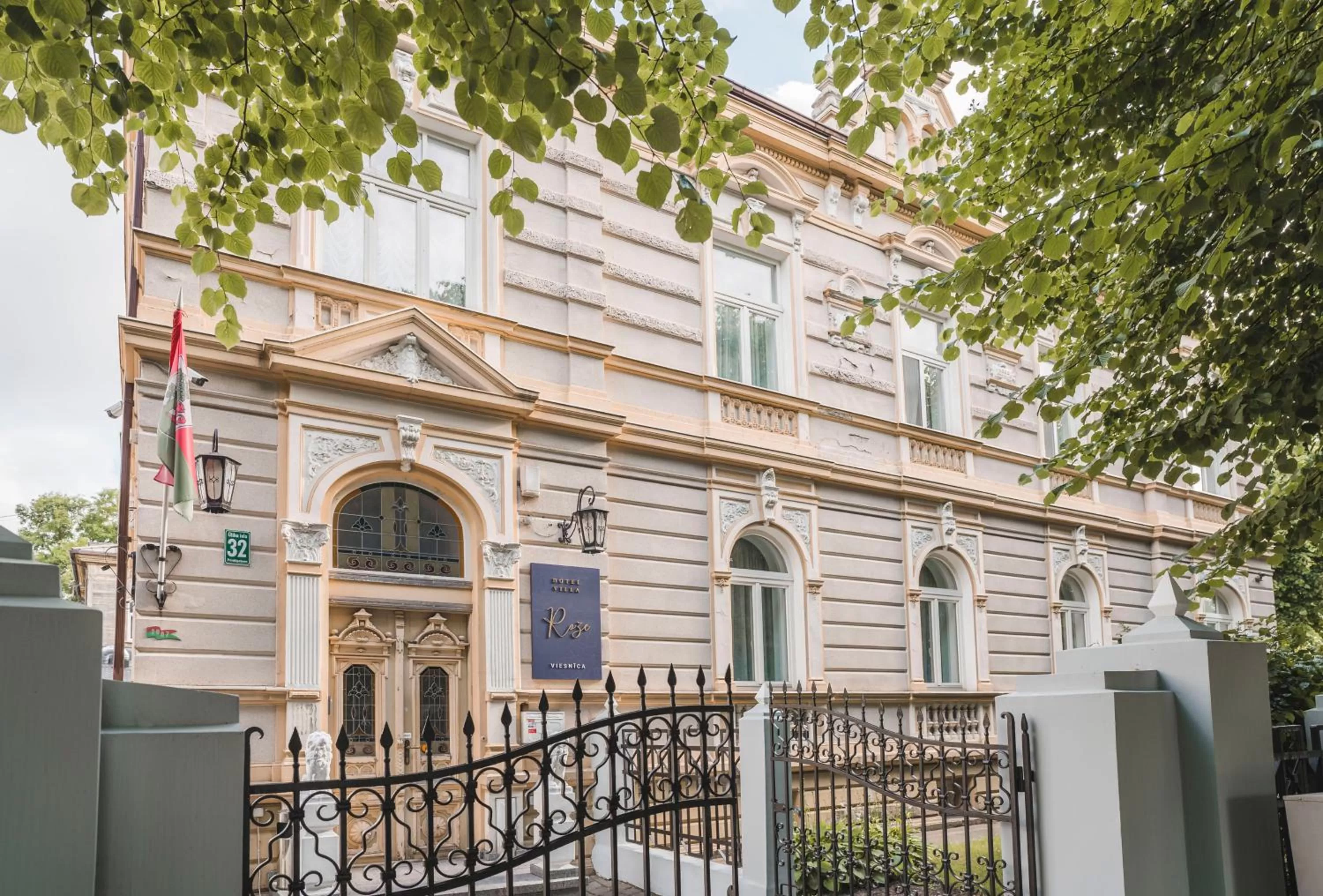 Twin Room Attic in Roze Villa