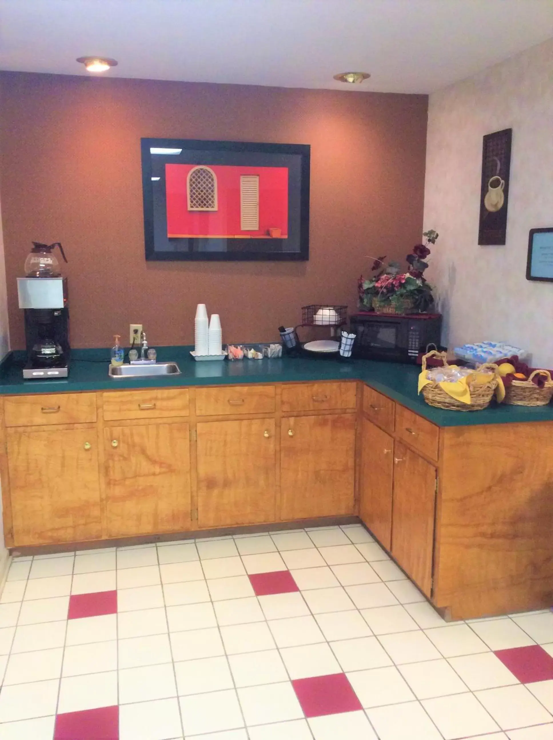 Coffee/tea facilities, Restaurant/Places to Eat in Americas Best Value Inn Decatur, IN