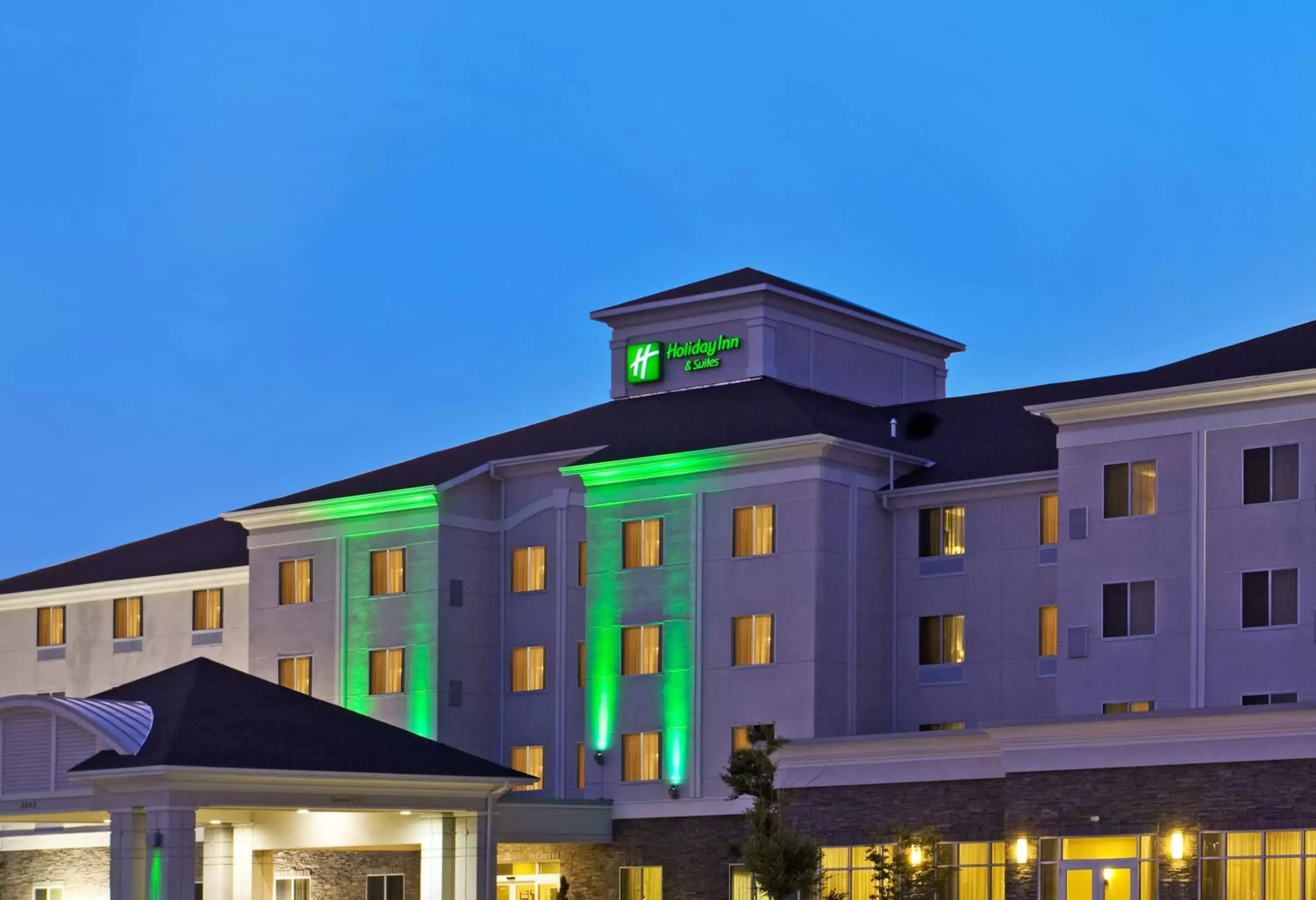 Property Building in Holiday Inn Hotel & Suites Bloomington Airport, an IHG Hotel