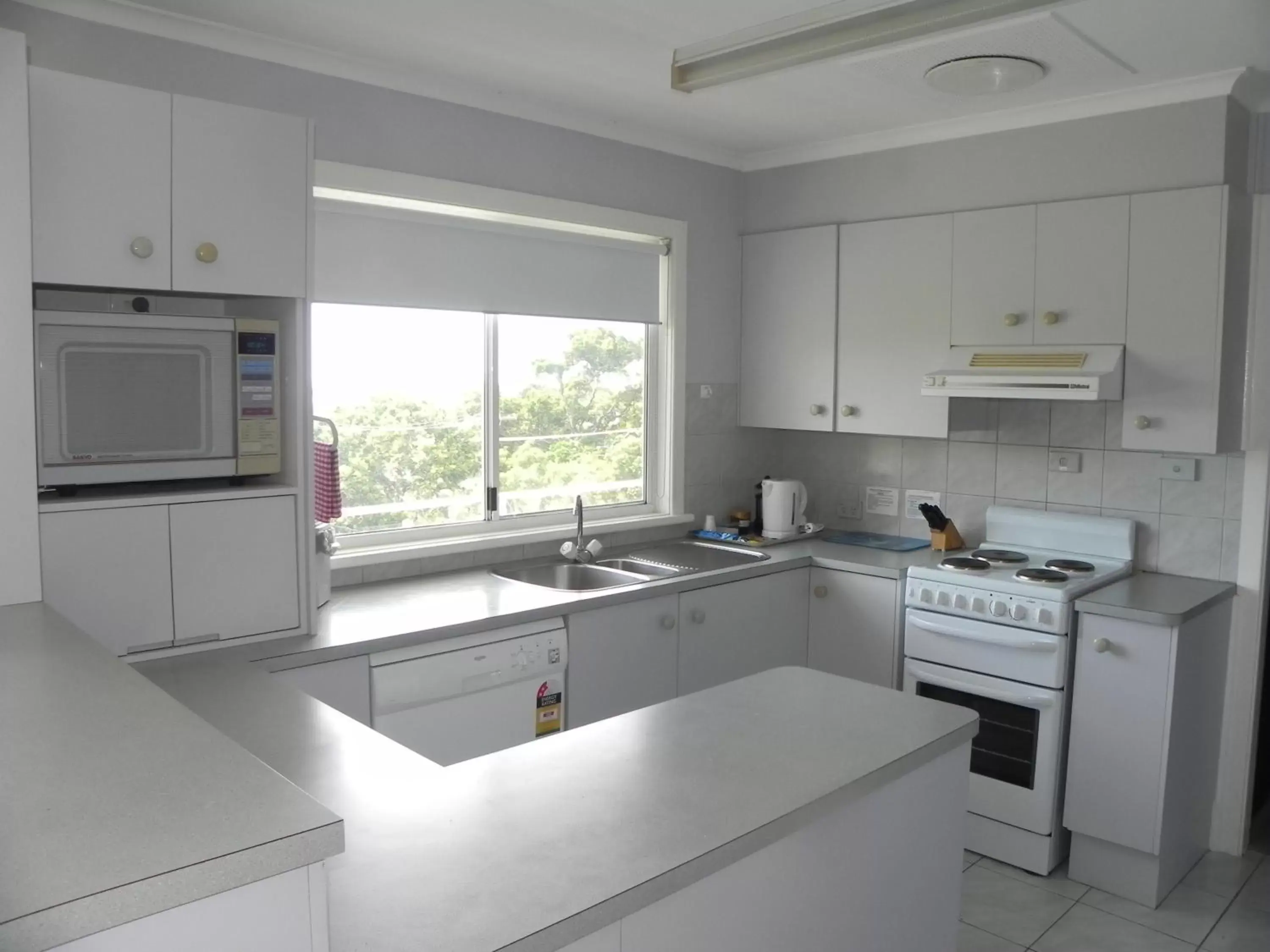 Kitchen or kitchenette, Kitchen/Kitchenette in Leisure-Lee Holiday Apartments