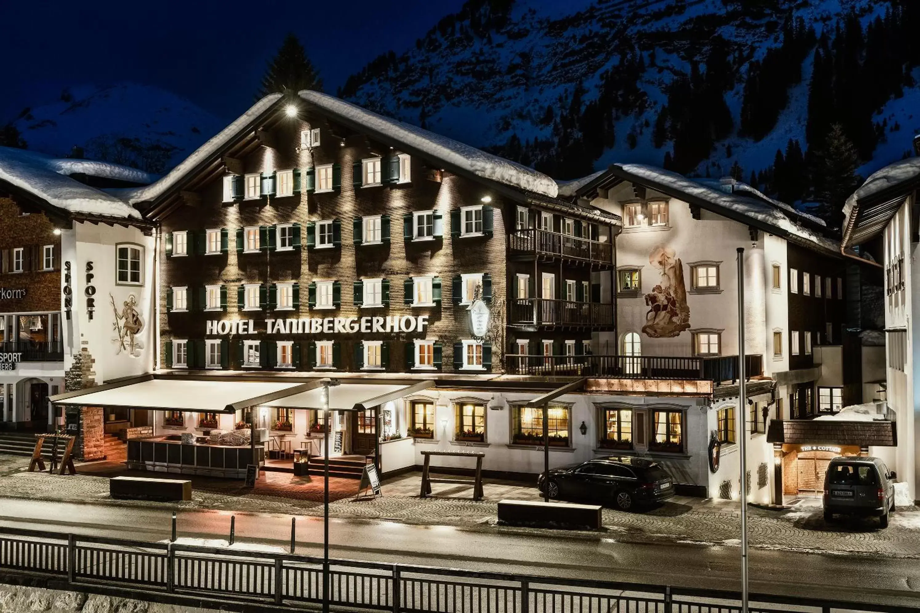 Property building, Winter in Hotel Tannbergerhof im Zentrum von Lech