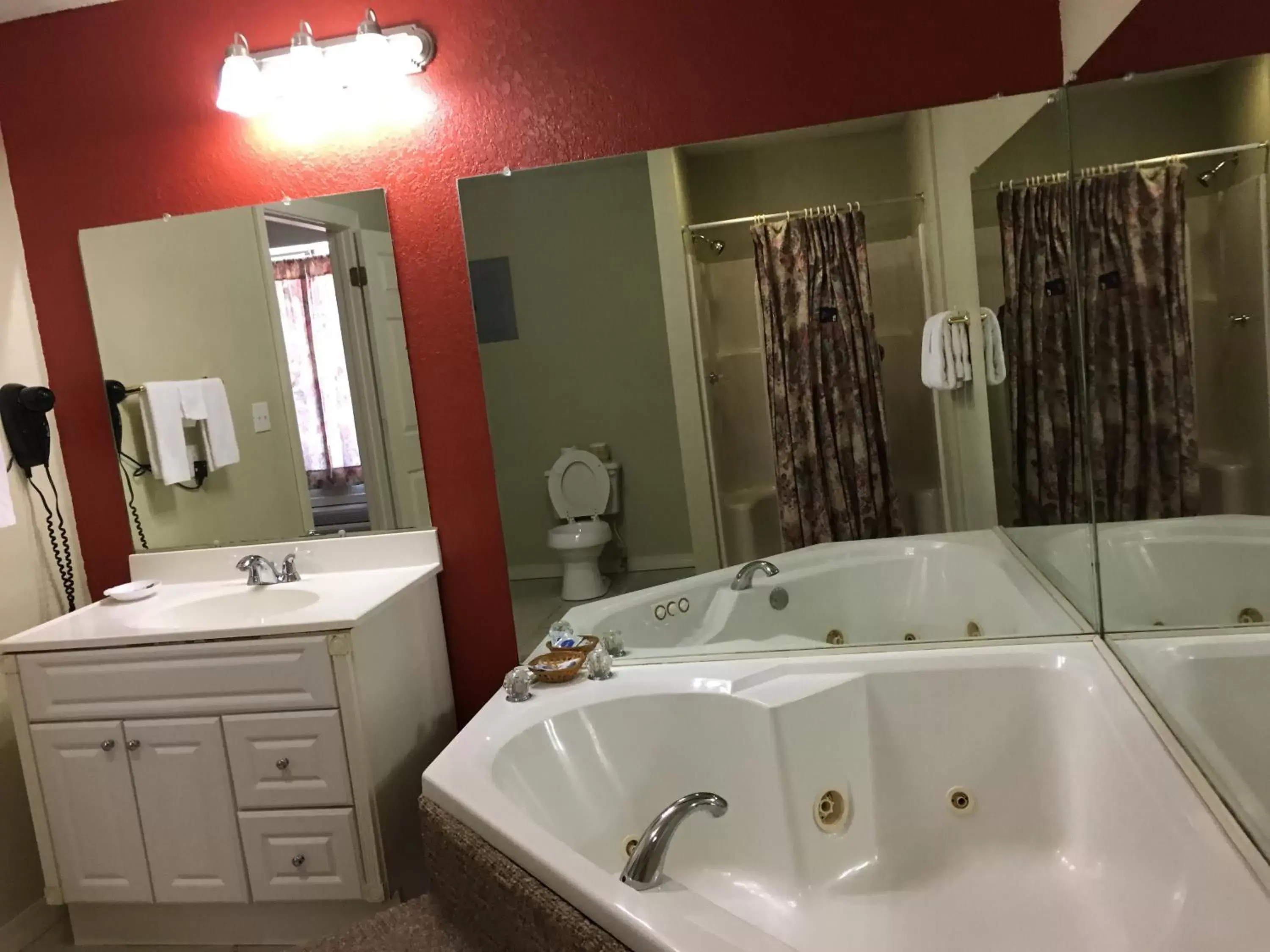 Hot Tub, Bathroom in Western Plaza Inn