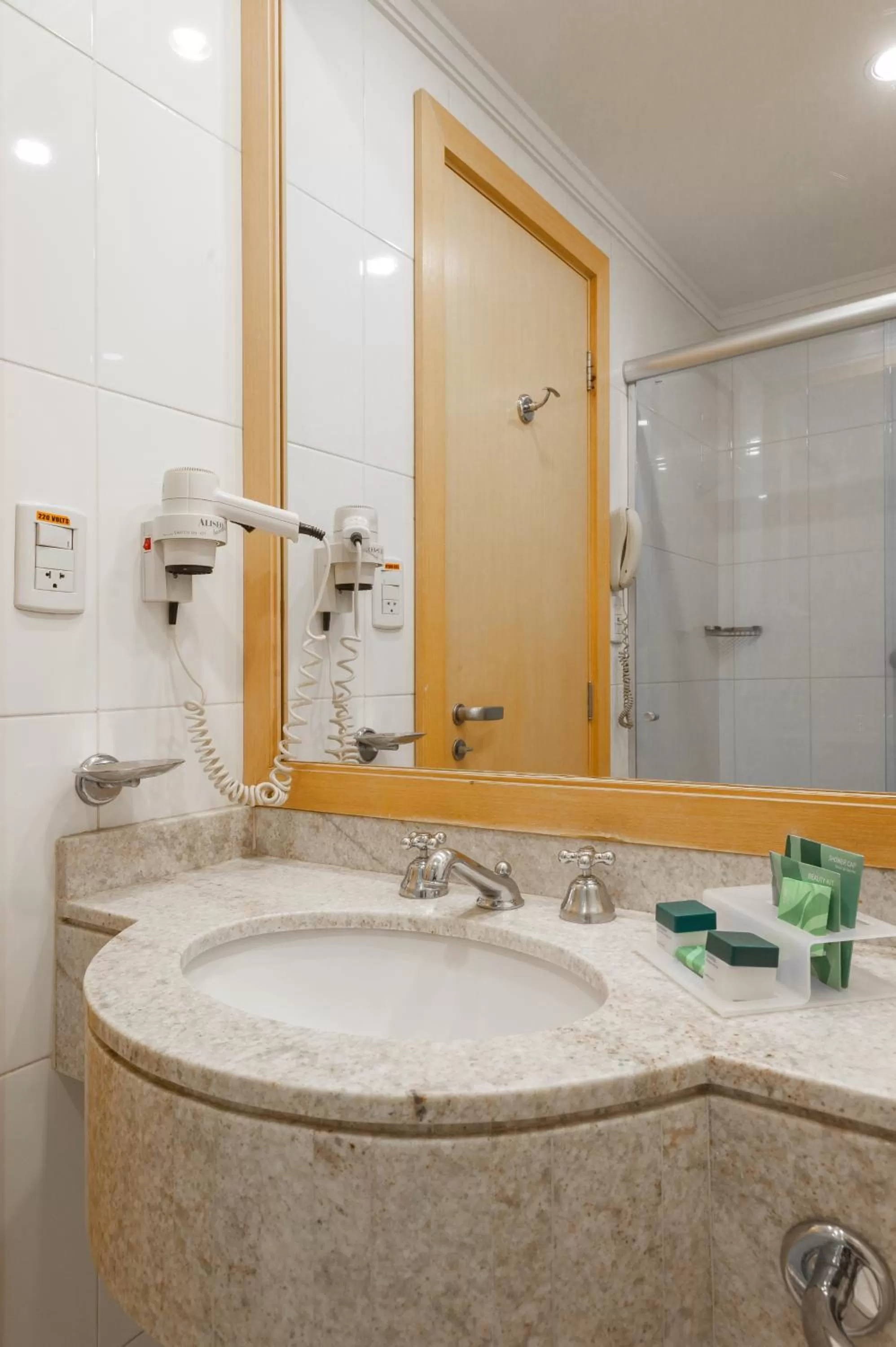 Toilet in Slaviero Guarulhos Aeroporto