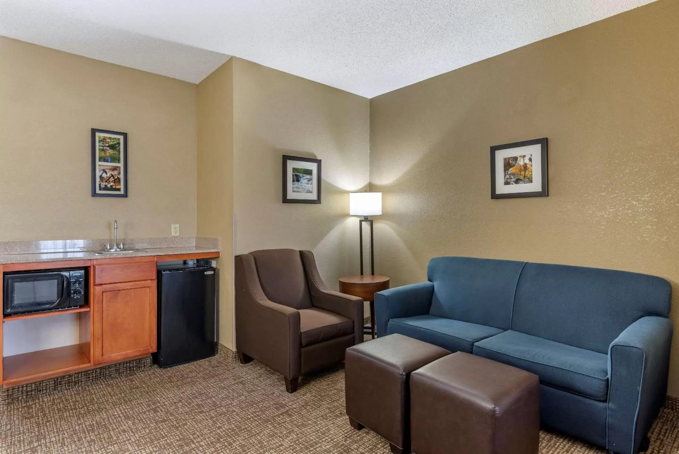 Photo of the whole room, Seating Area in Comfort Inn & Suites El Dorado
