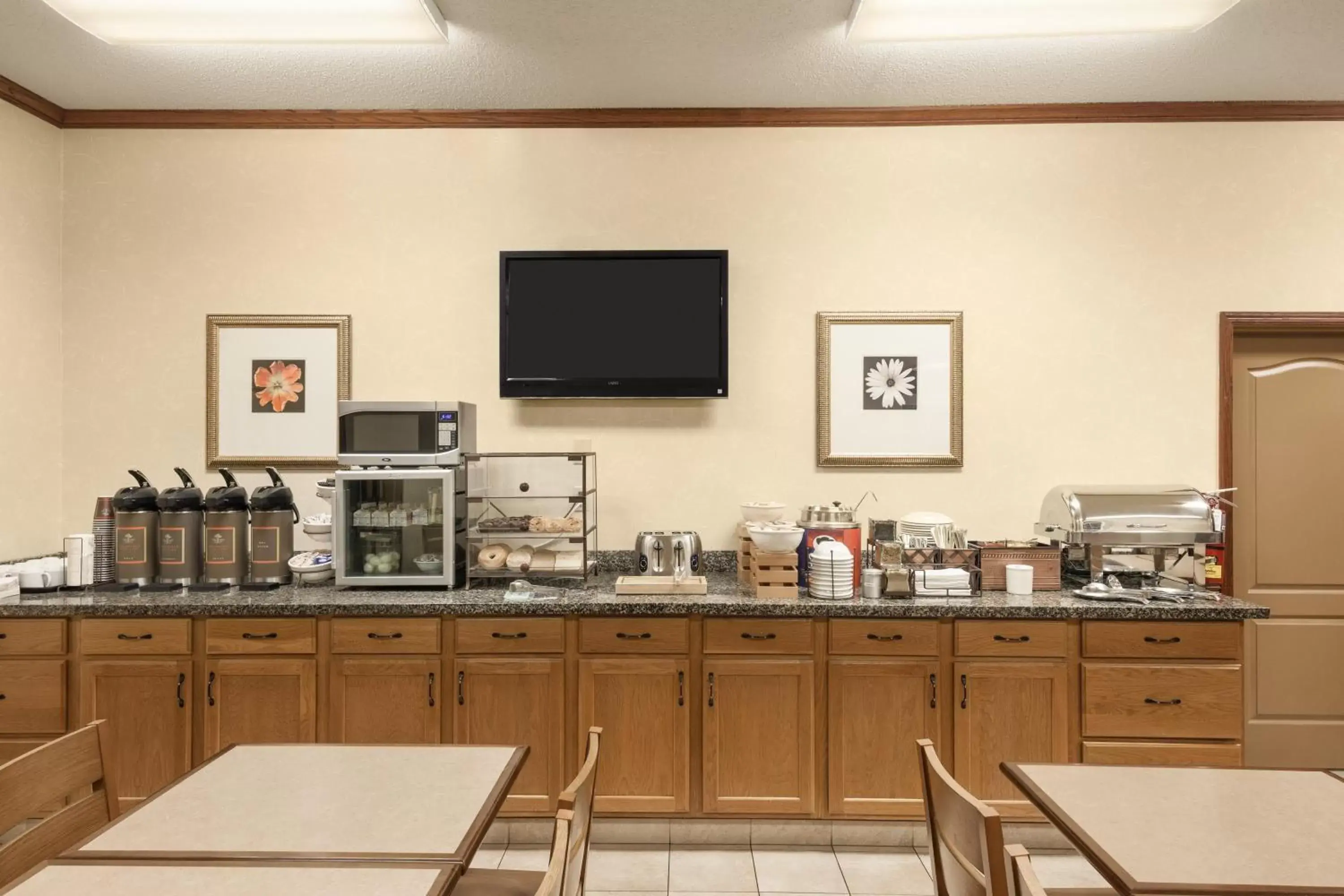 Buffet breakfast, Restaurant/Places to Eat in Country Inn & Suites by Radisson, Sioux Falls, SD