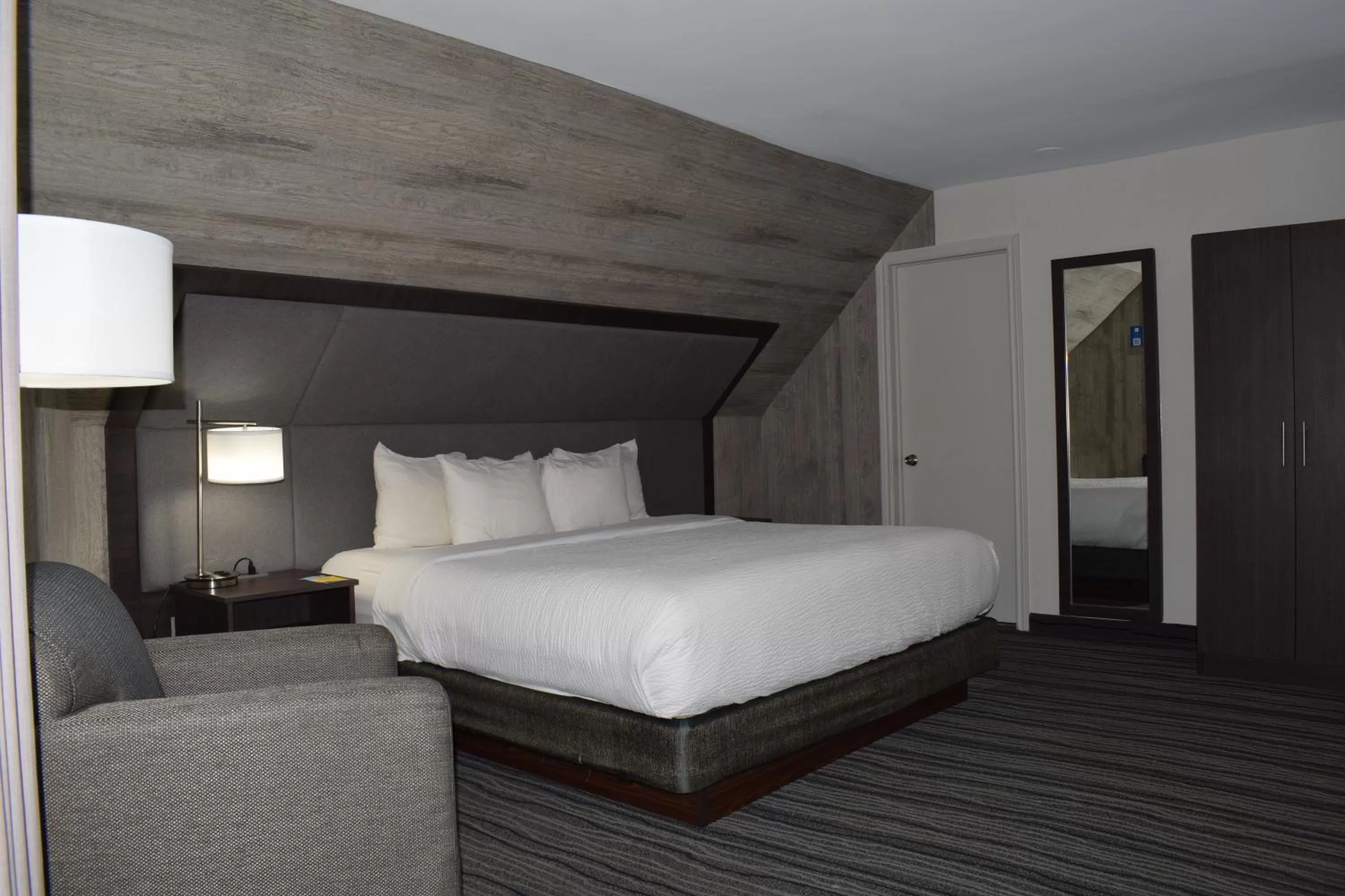 Bed in Days Inn by Wyndham Kingston