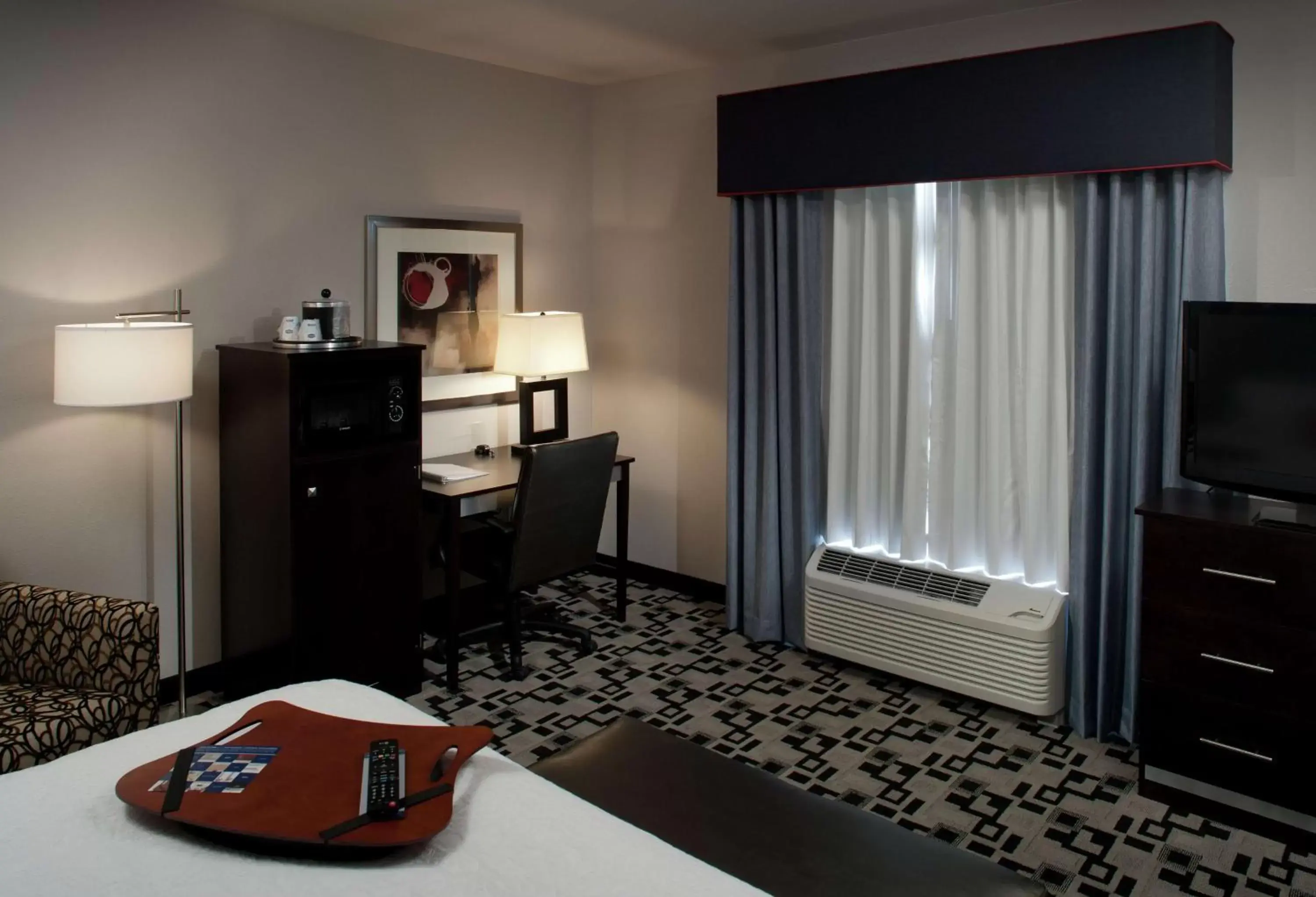 Bedroom, TV/Entertainment Center in Hampton Inn and Suites Marksville