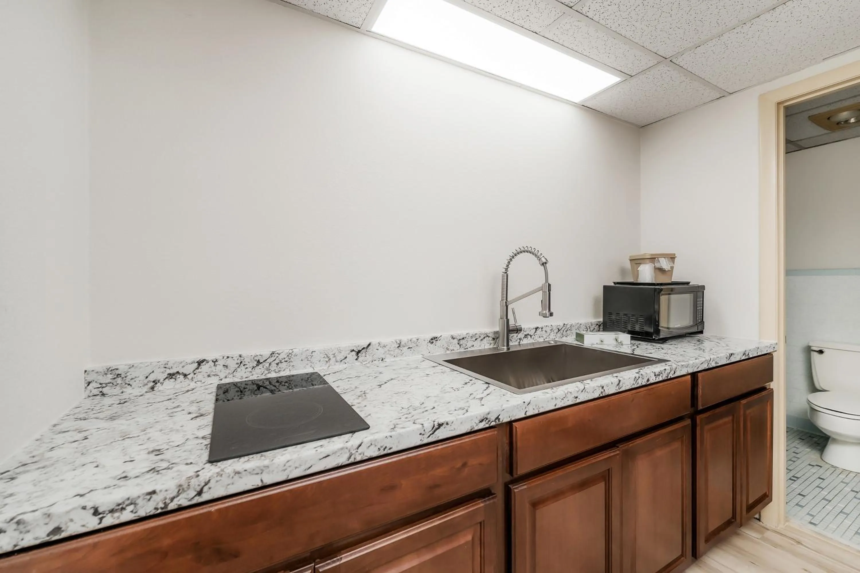 Kitchen or kitchenette, Kitchen/Kitchenette in Americas Best Value Inn Cookeville